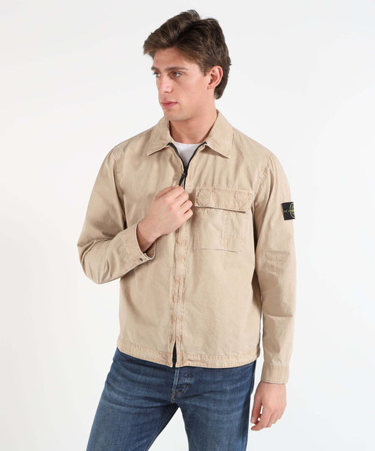 Giacche STONE ISLAND BRUSHED ORGANIC COTTON CANVAS 'OLD' EFFECT - Overshirt vestibilità regular con zip e tasca Deserto | STONE ISLAND Giacche STONE ISLAND BRUSHED ORGANIC COTTON CANVAS 'OLD' EFFECT - Overshirt vestibilità regular con zip e tasca Deserto | STONE ISLAND