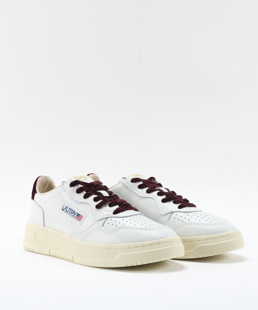 Sneakers AUTRY MEDAGLIA AUTRY SNEAKERS FEMMINILI IN PELLE VIOLA BIANCA Bianco/bordeau | AUTRY Sneakers AUTRY MEDAGLIA AUTRY SNEAKERS FEMMINILI IN PELLE VIOLA BIANCA Bianco/bordeau | AUTRY