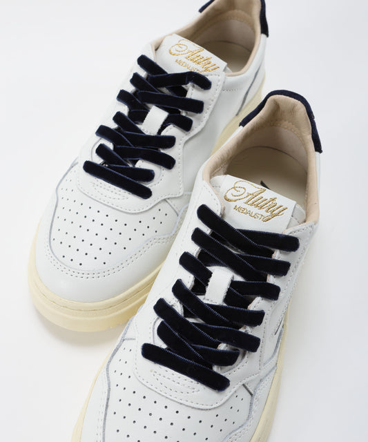 Sneakers AUTRY MEDAGLIA AUTRY SNEAKERS FEMMINILI IN PELLE BIANCA E BLU Bianco/navy | AUTRY Sneakers AUTRY MEDAGLIA AUTRY SNEAKERS FEMMINILI IN PELLE BIANCA E BLU Bianco/navy | AUTRY