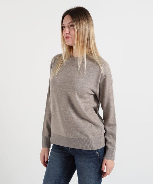 Maglie P.A.R.O.S.H. Jumper a collo crewneck in puro cashmere con spalle abbassate Tortora | P.A.R.O.S.H. Maglie P.A.R.O.S.H. Jumper a collo crewneck in puro cashmere con spalle abbassate Tortora | P.A.R.O.S.H.