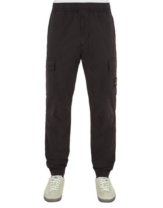 STONE ISLAND Pantalone cargo in tela leggera di cotone stretch. Tinto in capo.