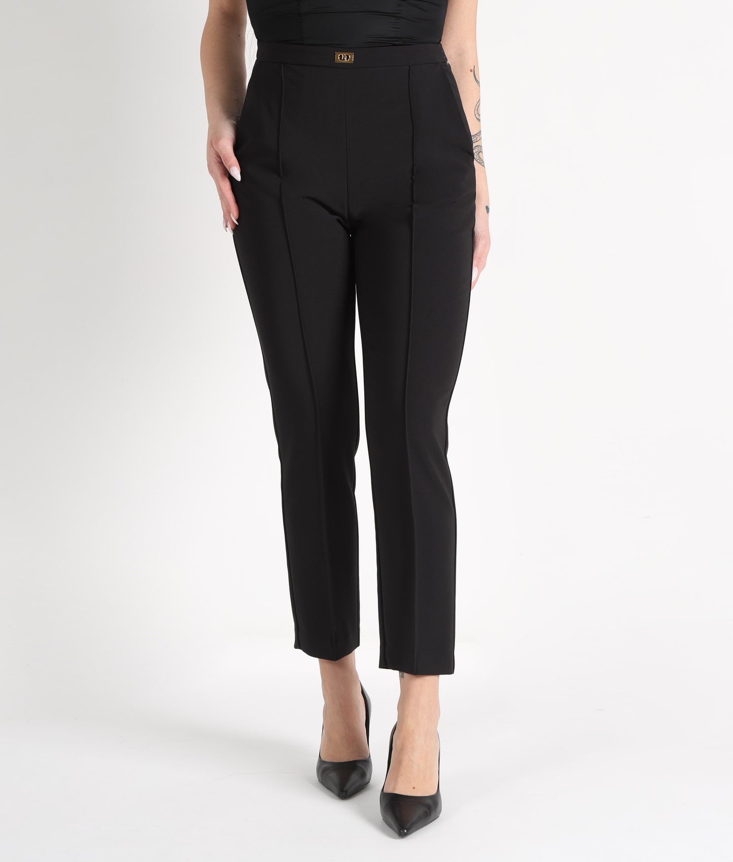 ELISABETTA FRANCHI Pantaloni in crêpe con tasche e placca logo