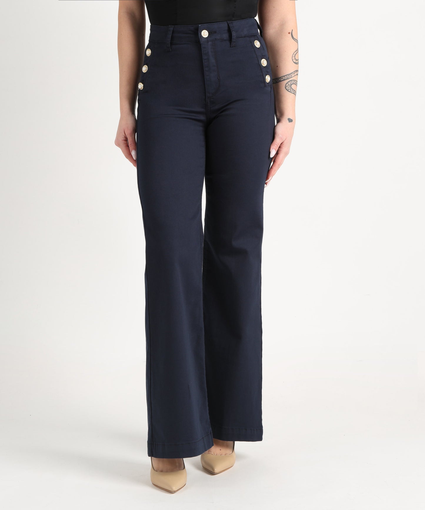 pantaloni flare con bottoni