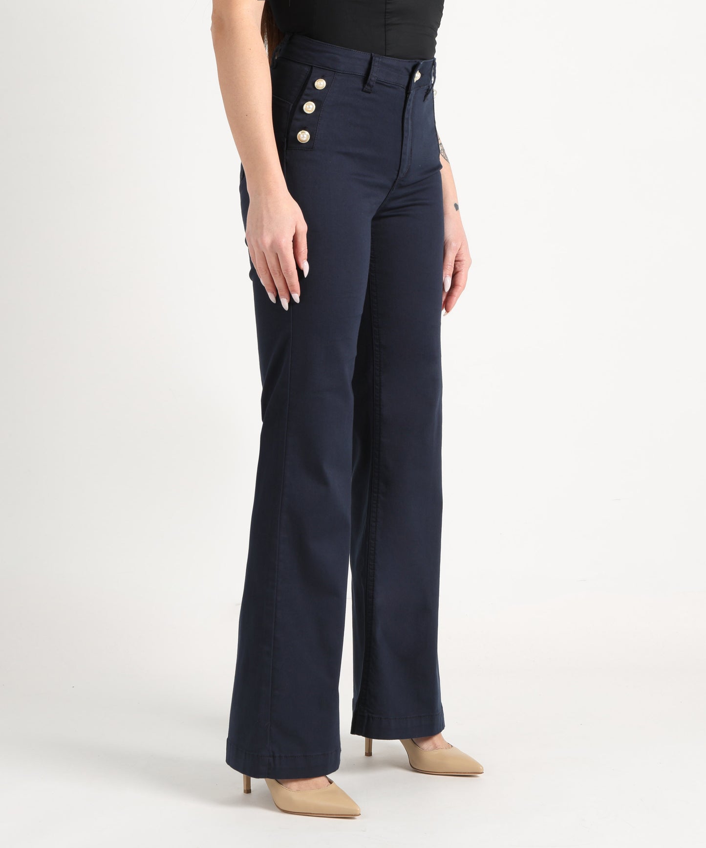 pantaloni flare con bottoni