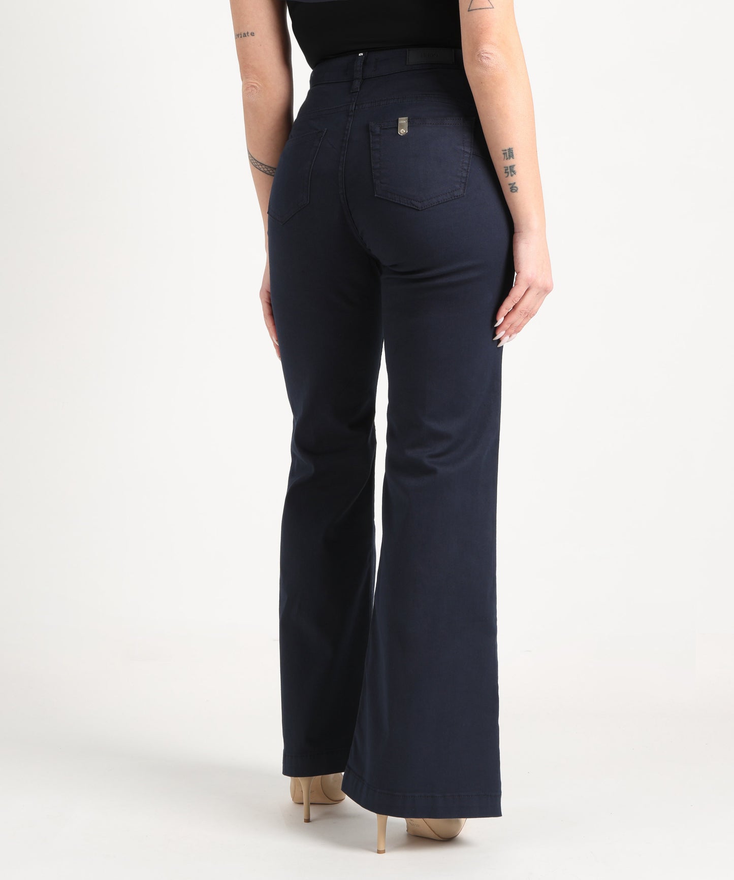 pantaloni flare con bottoni