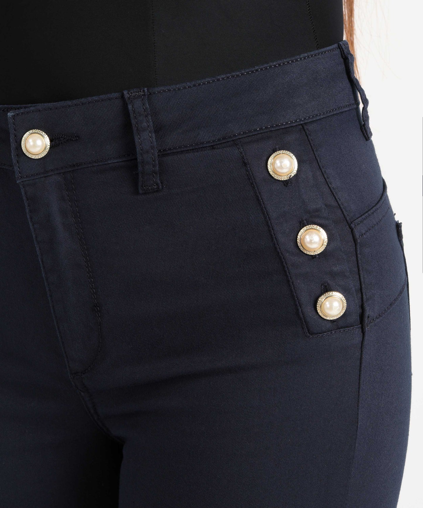 pantaloni flare con bottoni