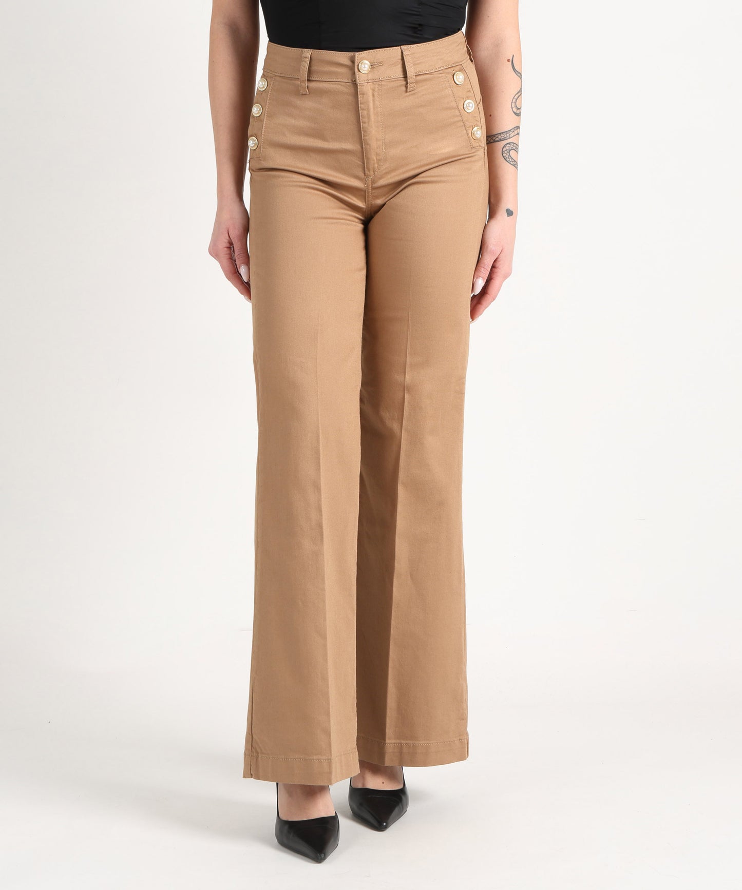 pantaloni flare con bottoni