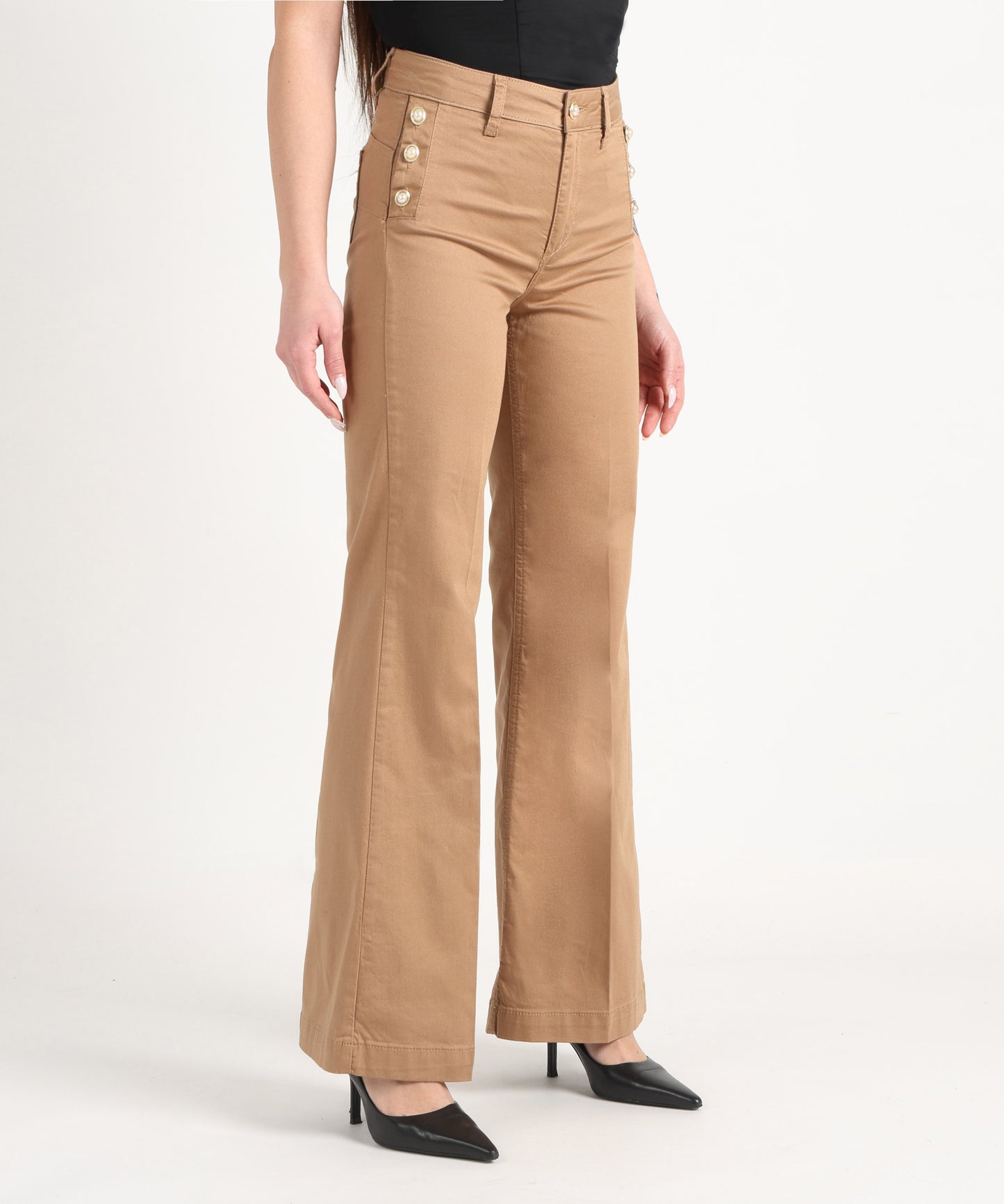 pantaloni flare con bottoni