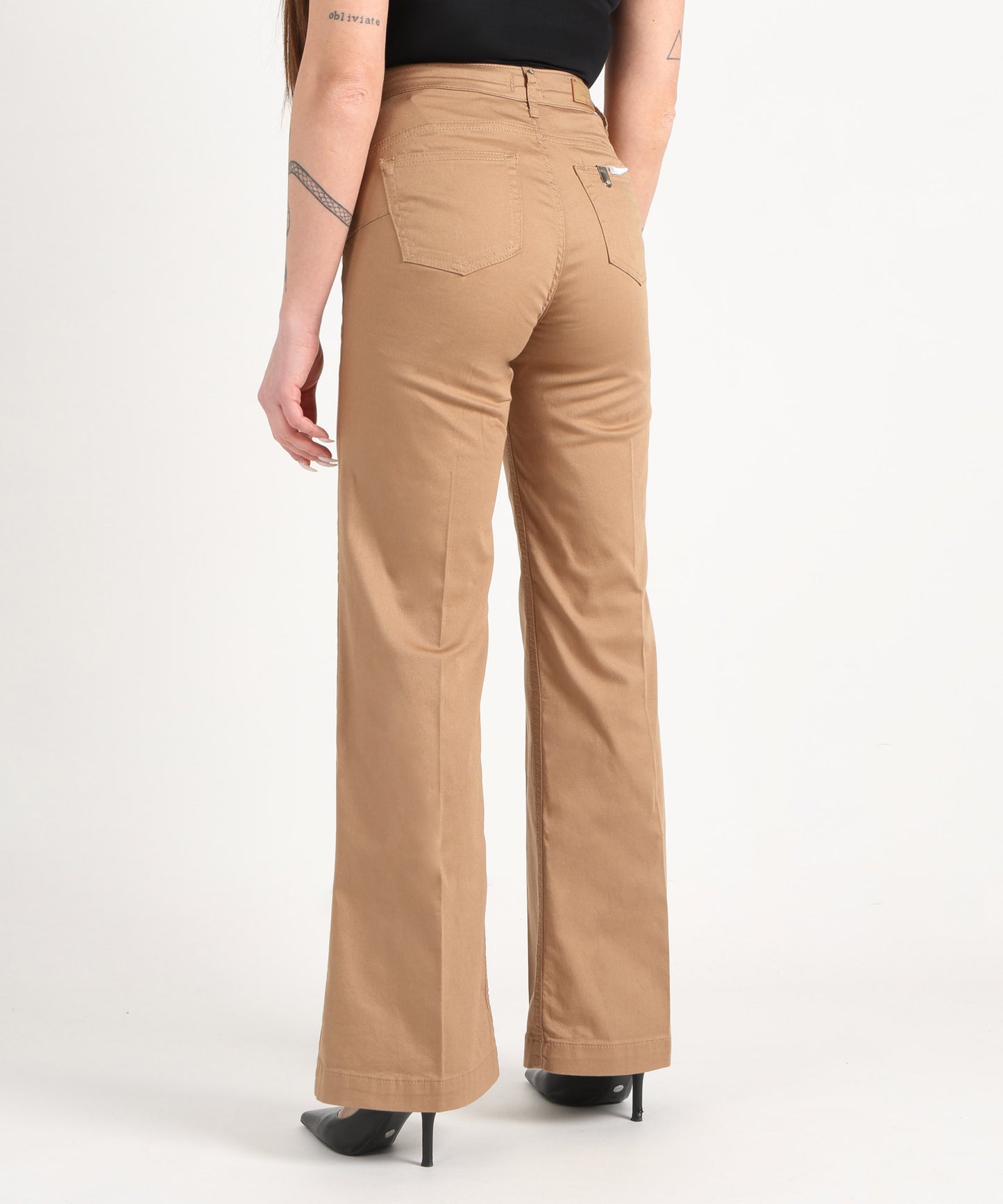 pantaloni flare con bottoni
