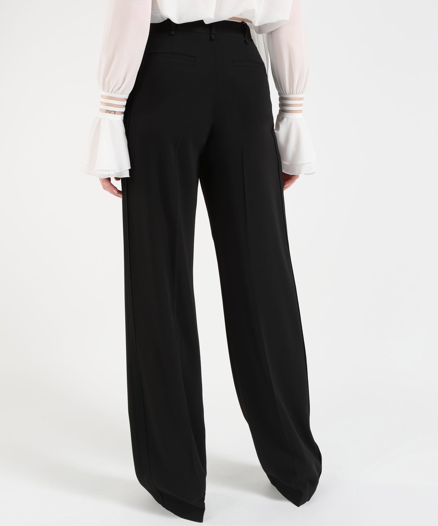 ELISABETTA FRANCHI Pantaloni in crêpe leggero con logo charm