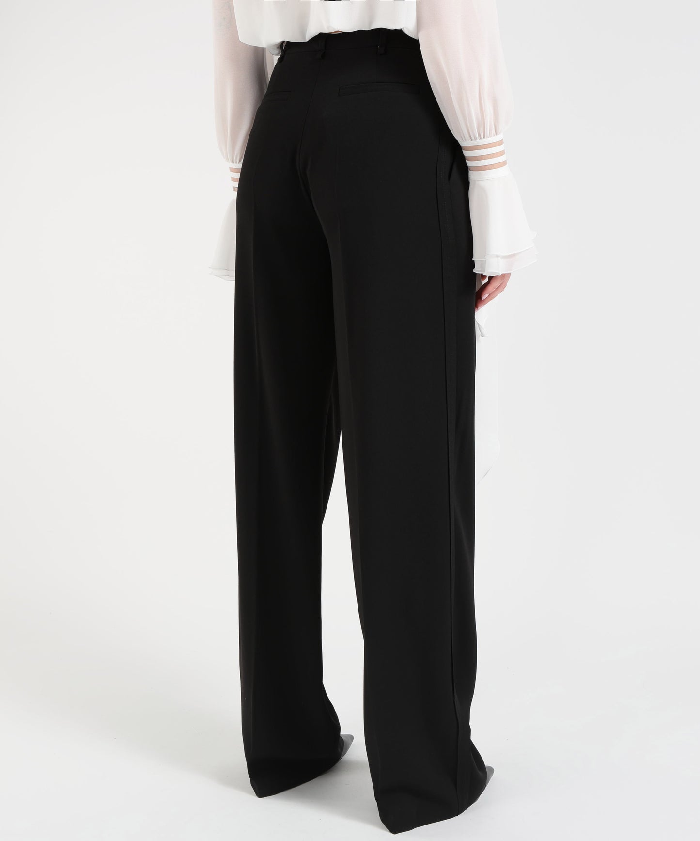 ELISABETTA FRANCHI Pantaloni in crêpe leggero con logo charm