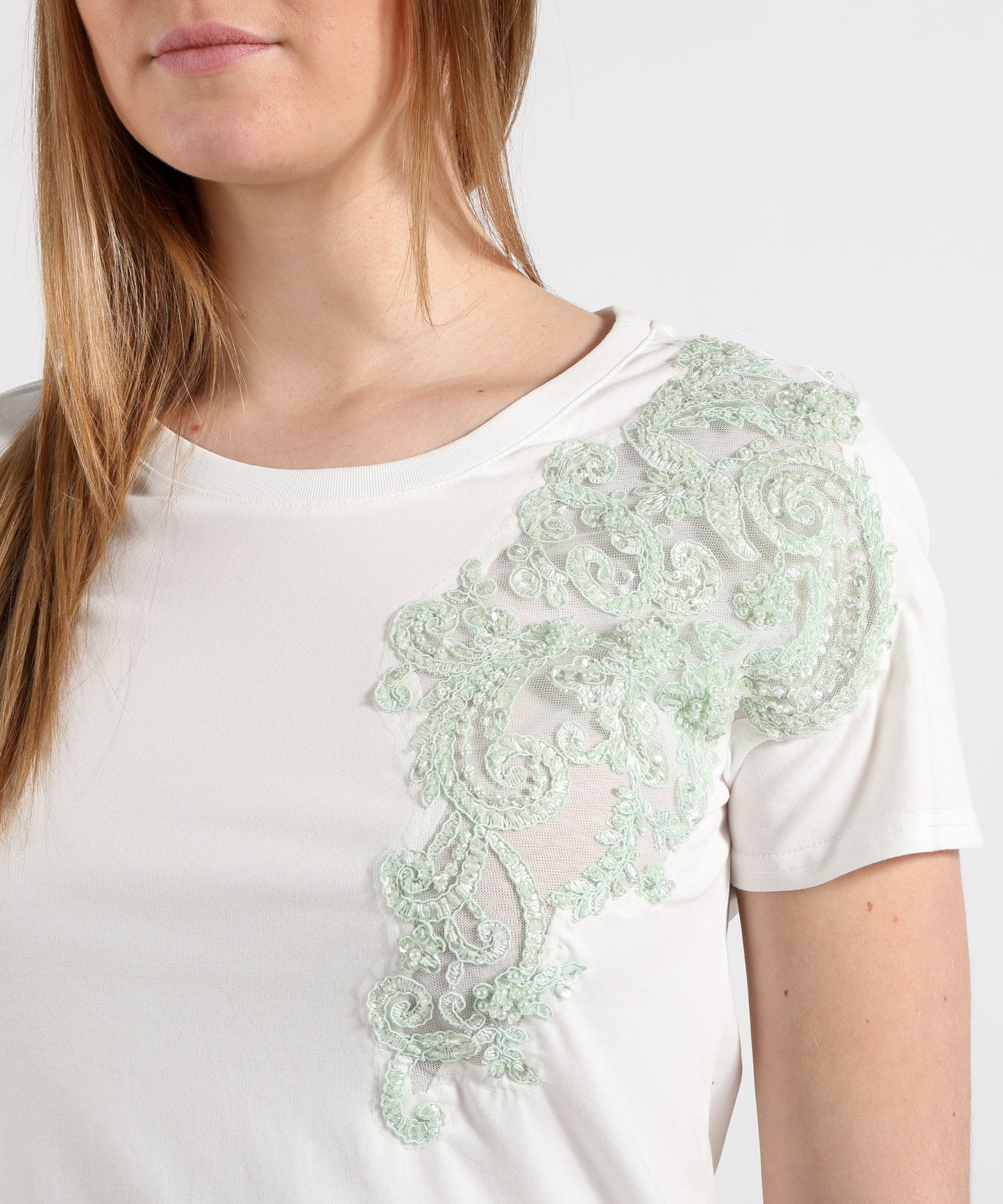 Amosa T-shirt Donna Bianca con Inserto Ricamato e Perline Verdi