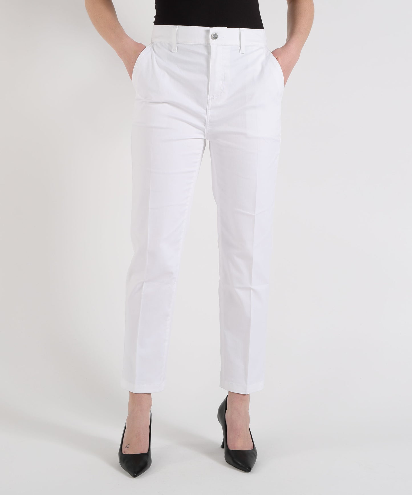 LIUJO WHITE Capri Chino Pants
