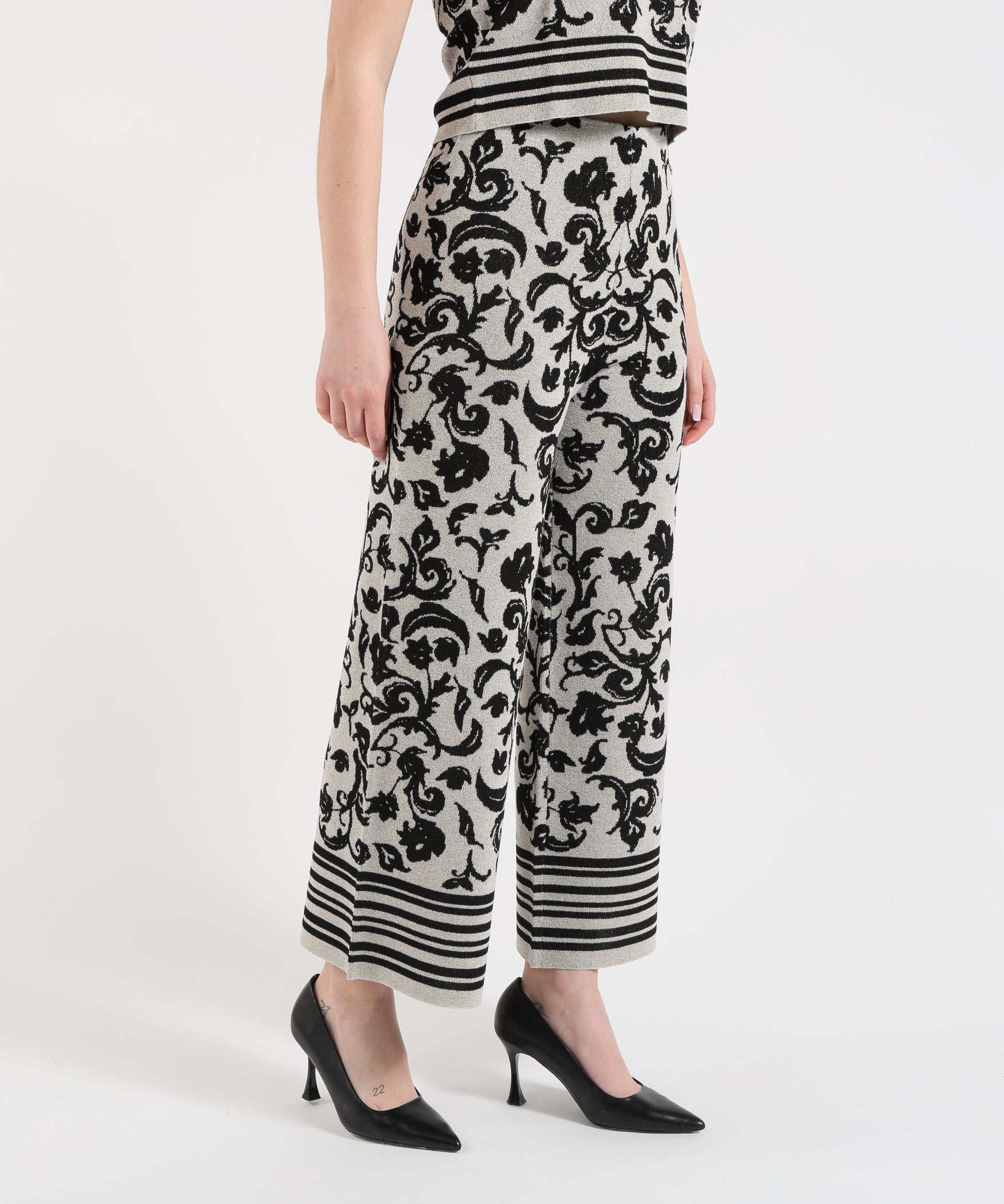 Pantaloni LIUJO WHITE Pantalone cropped in maglia con stampa floreale Argento/nero | LIUJO WHITE