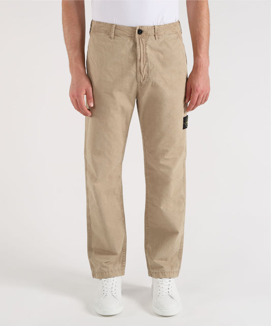 Pantaloni STONE ISLAND BRUSHED ORGANIC COTTON CANVAS 'OLD' EFFECT - Pantalone chino vestibilità regular con tasche con bottone automatico Deserto | STONE ISLAND