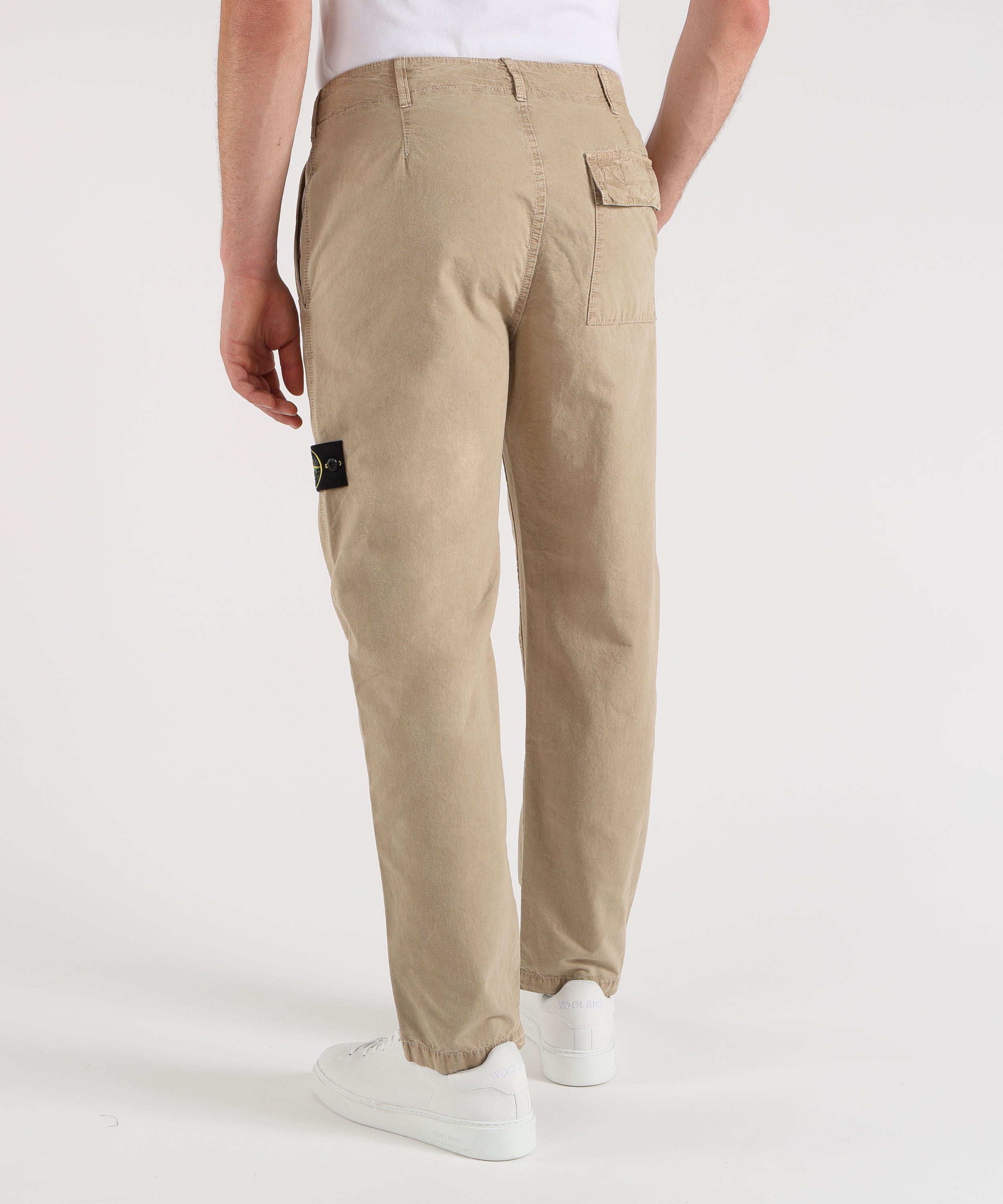 Pantaloni STONE ISLAND BRUSHED ORGANIC COTTON CANVAS 'OLD' EFFECT - Pantalone chino vestibilità regular con tasche con bottone automatico Deserto | STONE ISLAND