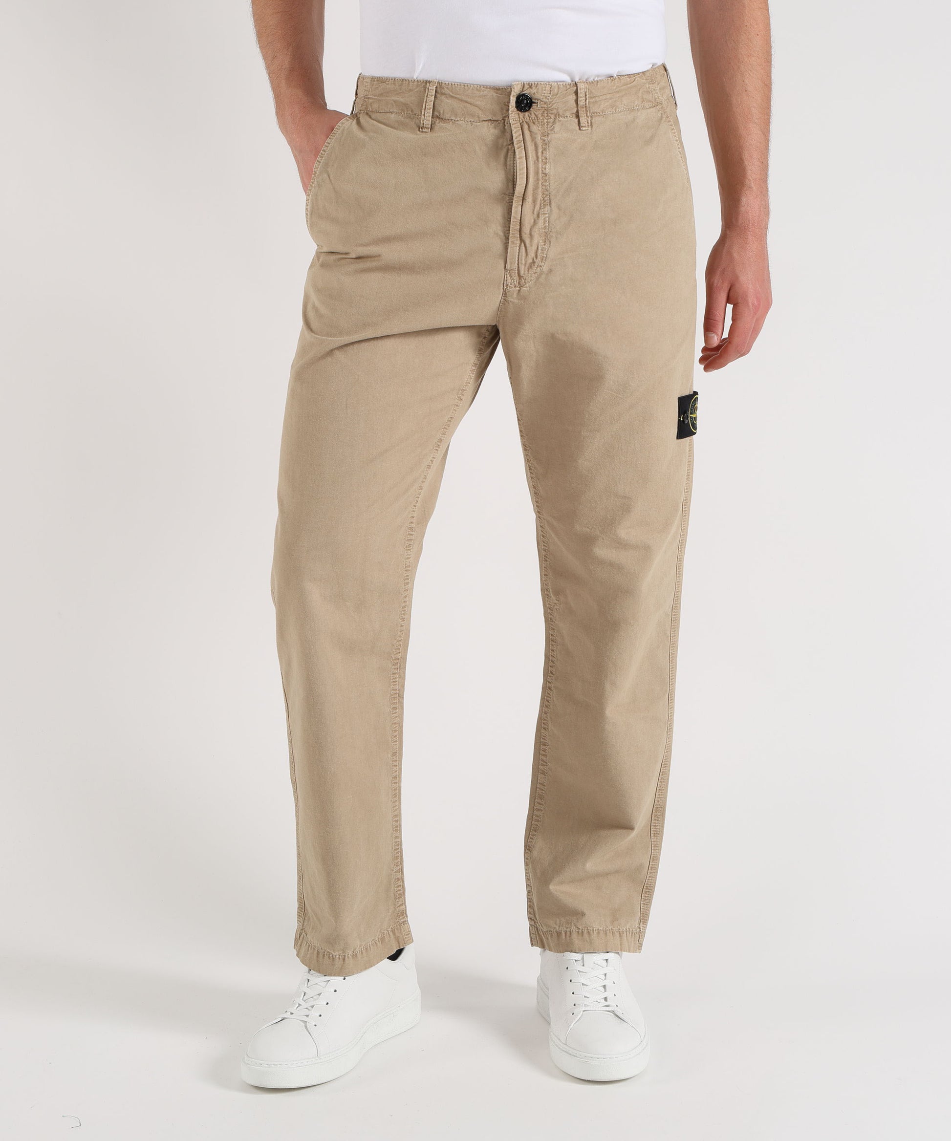 Pantaloni STONE ISLAND BRUSHED ORGANIC COTTON CANVAS 'OLD' EFFECT - Pantalone chino vestibilità regular con tasche con bottone automatico Deserto | STONE ISLAND