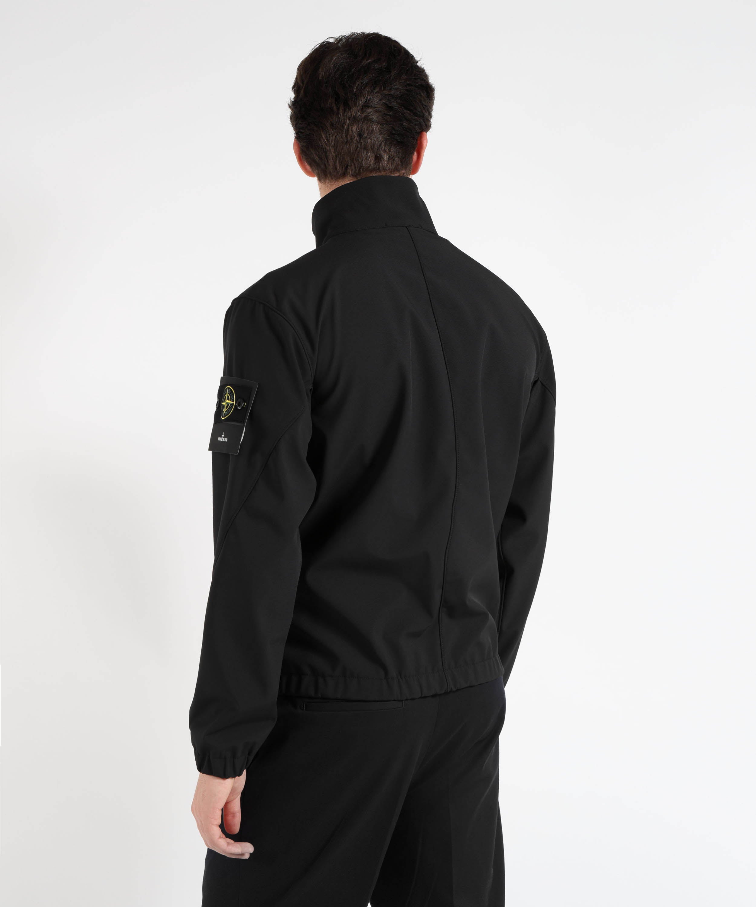 Giacche STONE ISLAND LIGHT SOFT SHELL-R E.DYE® TECHNOLOGY IN RECYCLED POLYESTER - Giacca con colletto rigido e membrana resistente ad acqua e vento Nero | STONE ISLAND
