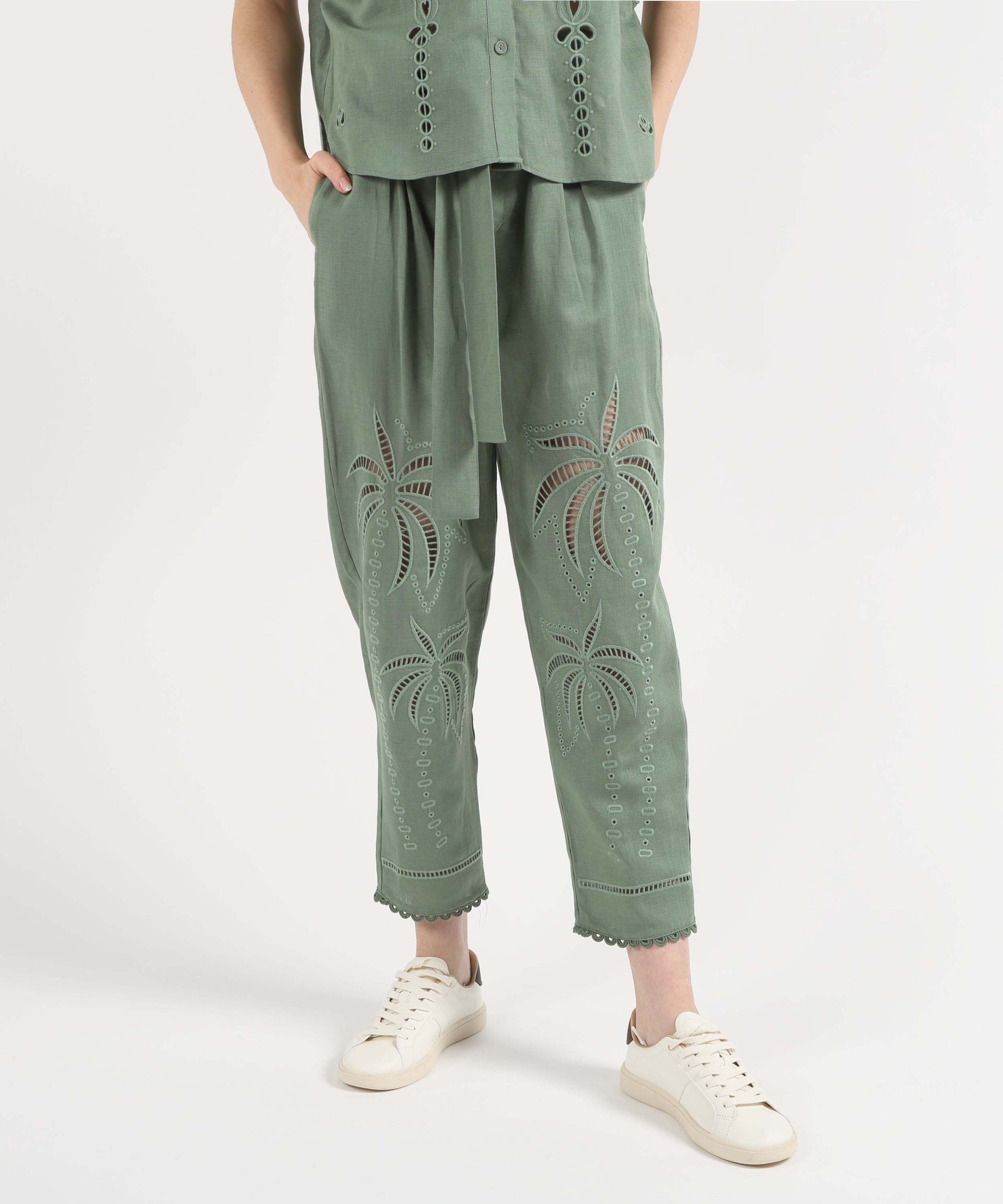Amosa Pantalone Tapered con Ricami Floreali
