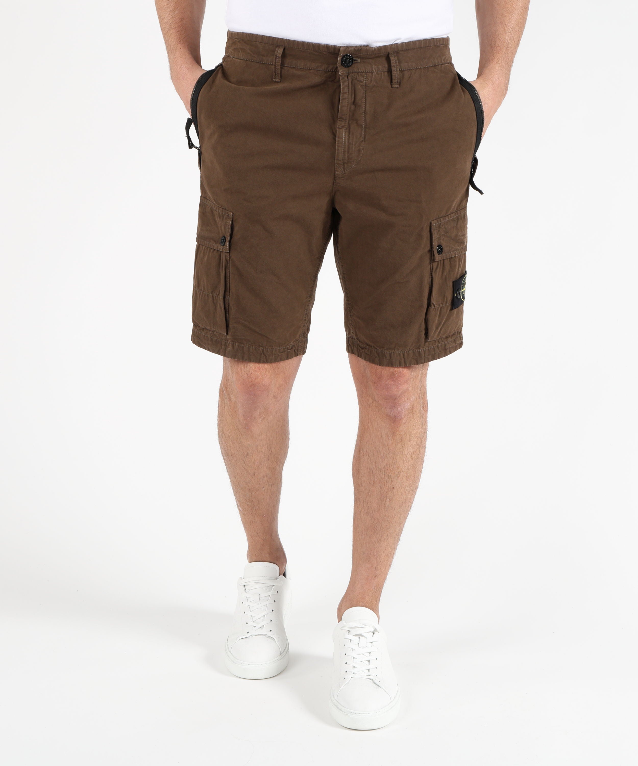 Bermuda STONE ISLAND BRUSHED ORGANIC COTTON CANVAS 'OLD' EFFECT - Shorts cargo vestibilità slim con tasche con zip Marrone | STONE ISLAND