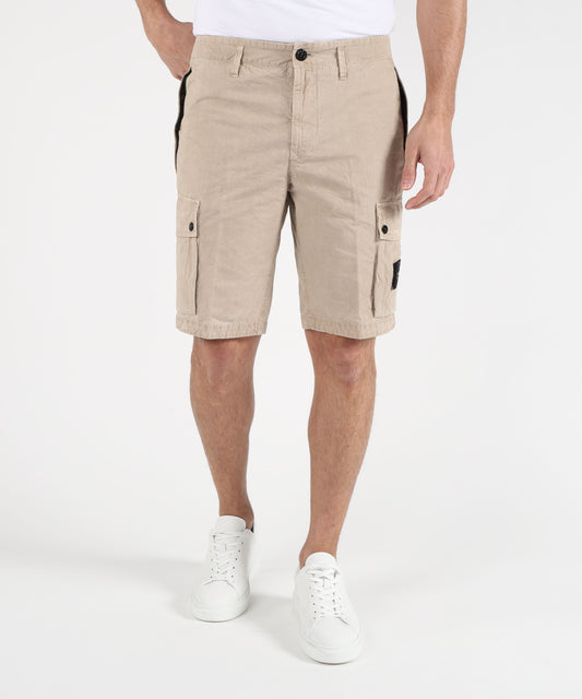 Bermuda STONE ISLAND BRUSHED ORGANIC COTTON CANVAS 'OLD' EFFECT - Shorts cargo vestibilità slim con tasche con zip Deserto | STONE ISLAND