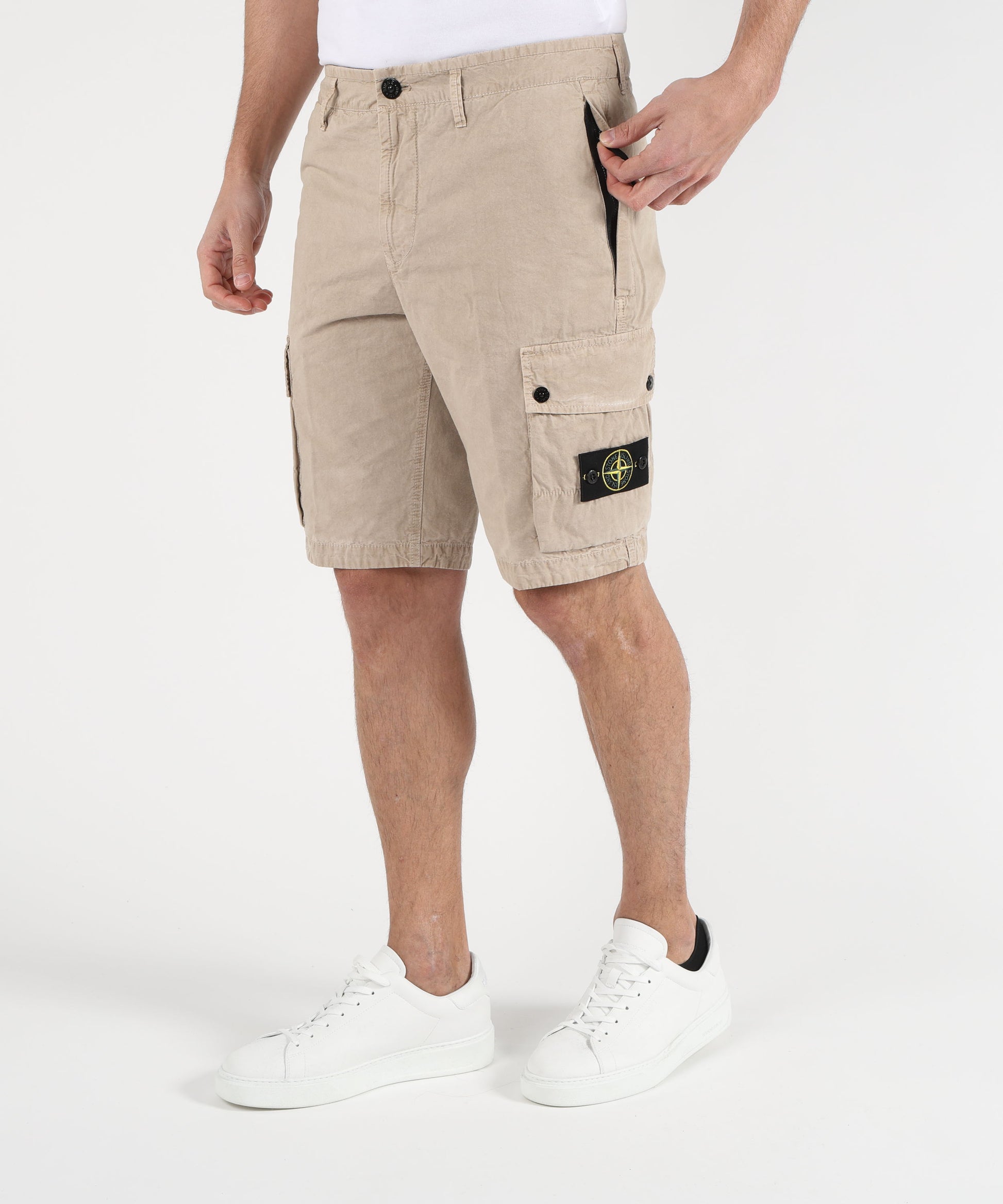 Bermuda STONE ISLAND BRUSHED ORGANIC COTTON CANVAS 'OLD' EFFECT - Shorts cargo vestibilità slim con tasche con zip Deserto | STONE ISLAND