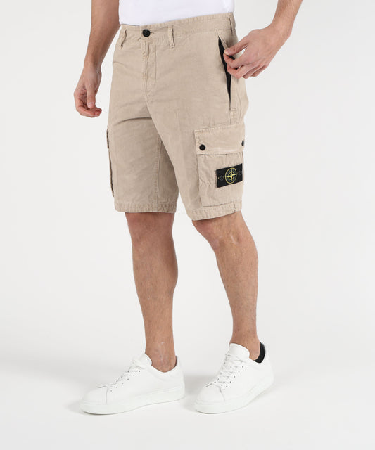 Bermuda STONE ISLAND BRUSHED ORGANIC COTTON CANVAS 'OLD' EFFECT - Shorts cargo vestibilità slim con tasche con zip Deserto | STONE ISLAND