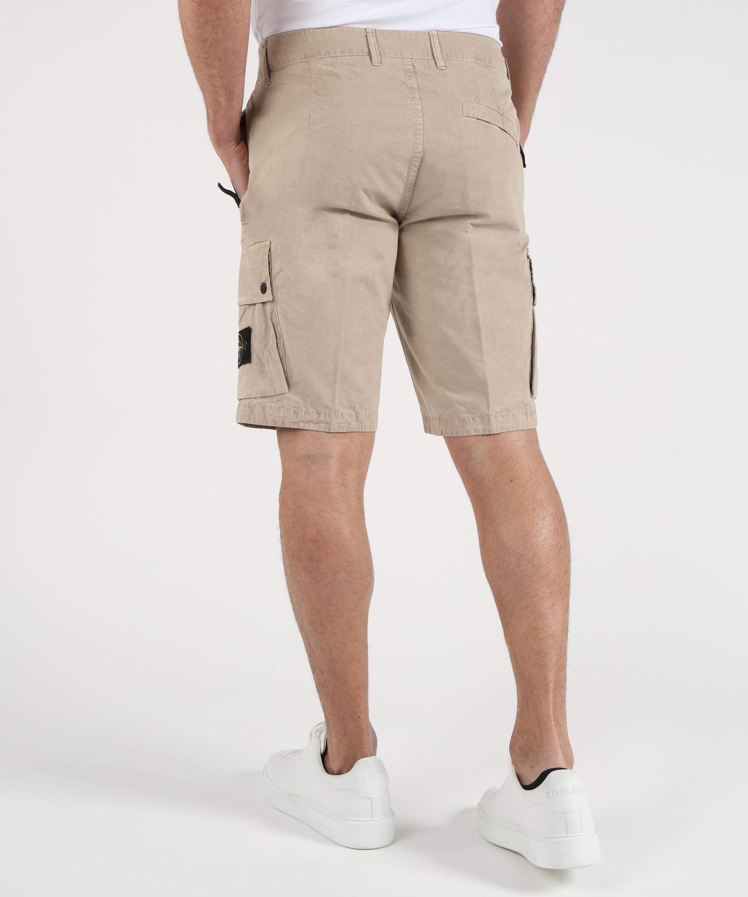Bermuda STONE ISLAND BRUSHED ORGANIC COTTON CANVAS 'OLD' EFFECT - Shorts cargo vestibilità slim con tasche con zip Deserto | STONE ISLAND