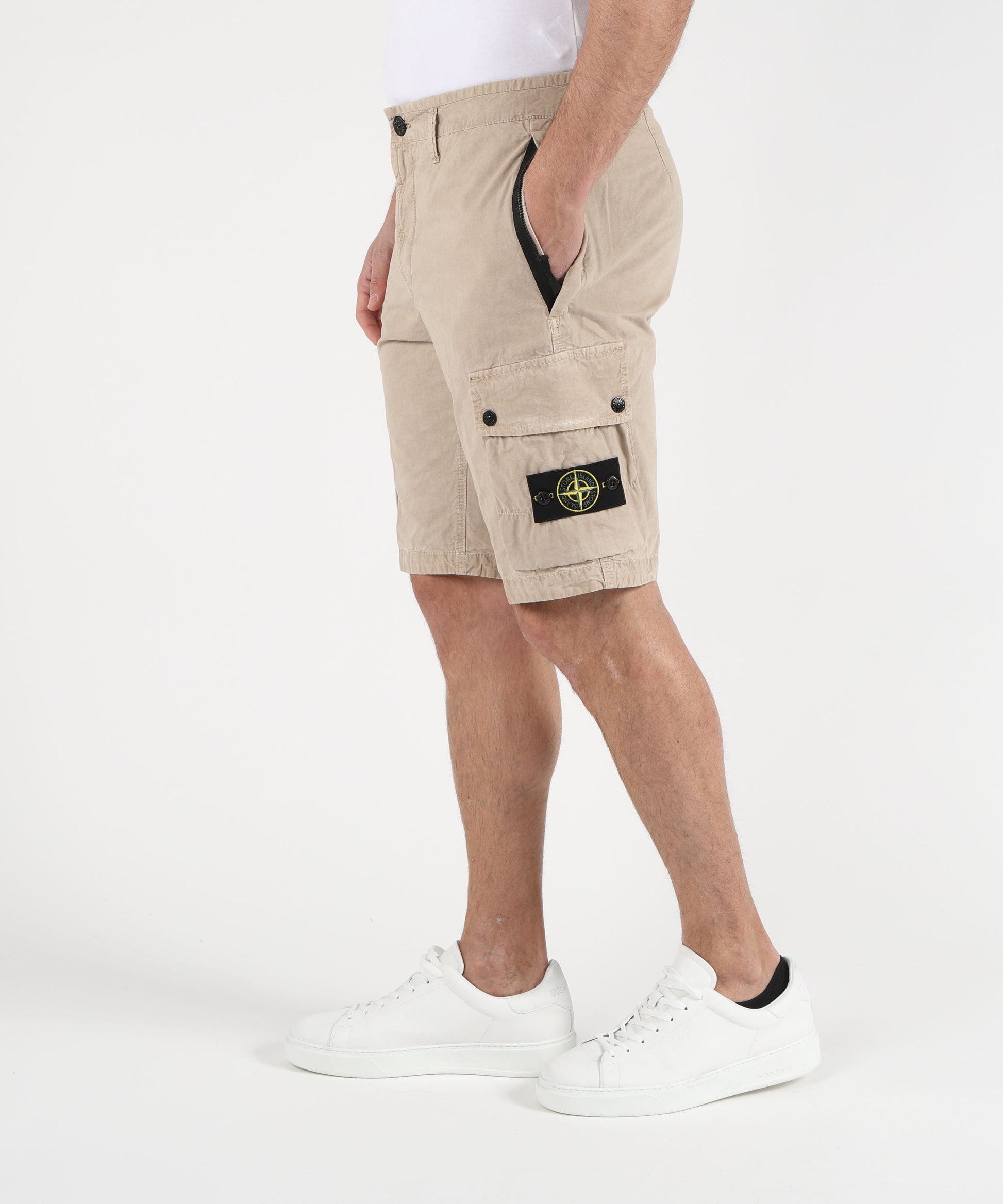 Bermuda STONE ISLAND BRUSHED ORGANIC COTTON CANVAS 'OLD' EFFECT - Shorts cargo vestibilità slim con tasche con zip Deserto | STONE ISLAND