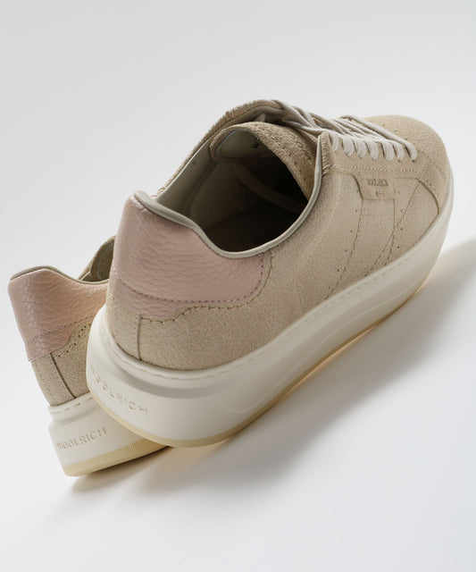 Sneakers WOOLRICH Sneakers in Pelle Abrasiva – Dettagli Rosa e Logo Panna | WOOLRICH