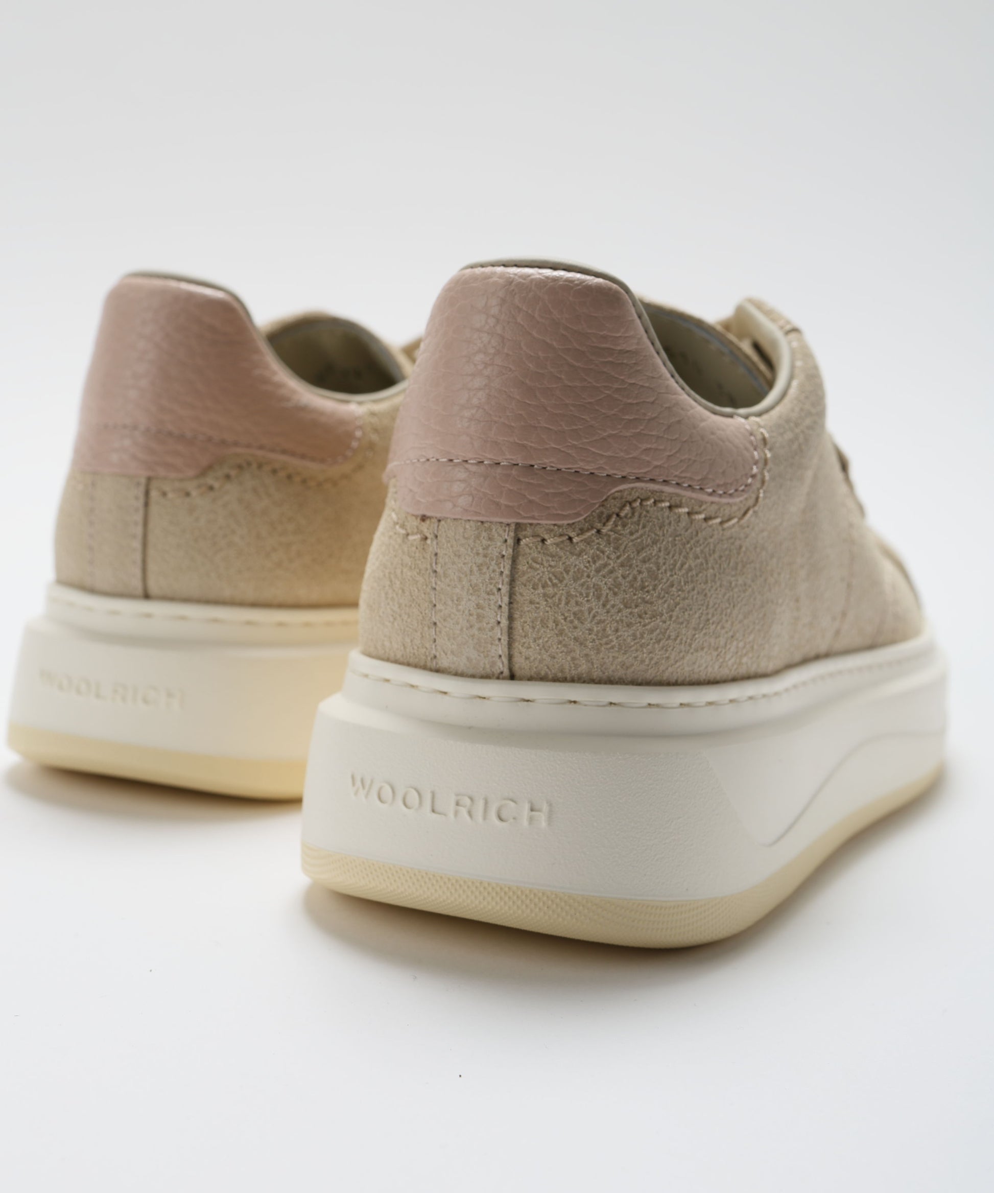 Sneakers WOOLRICH Sneakers in Pelle Abrasiva – Dettagli Rosa e Logo Panna | WOOLRICH