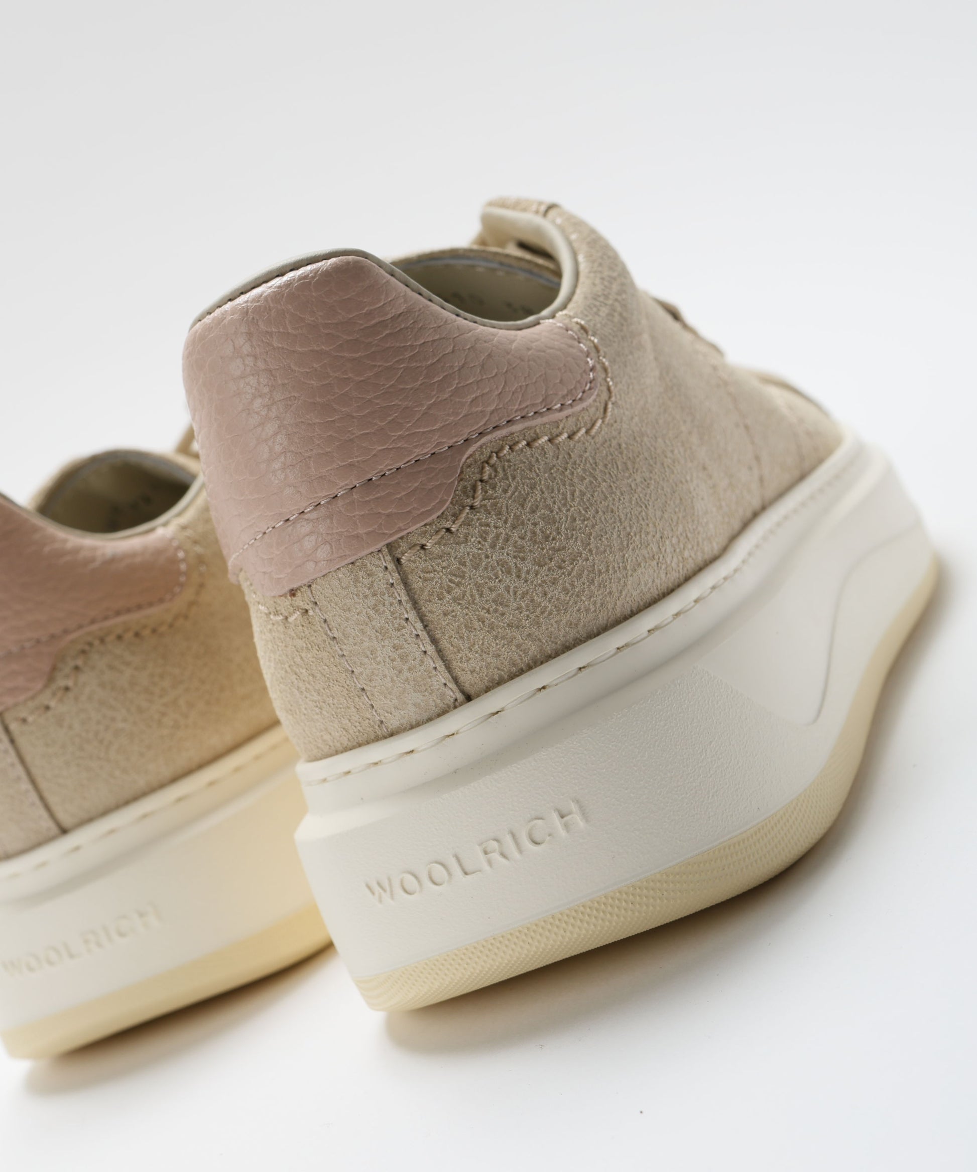 Sneakers WOOLRICH Sneakers in Pelle Abrasiva – Dettagli Rosa e Logo Panna | WOOLRICH