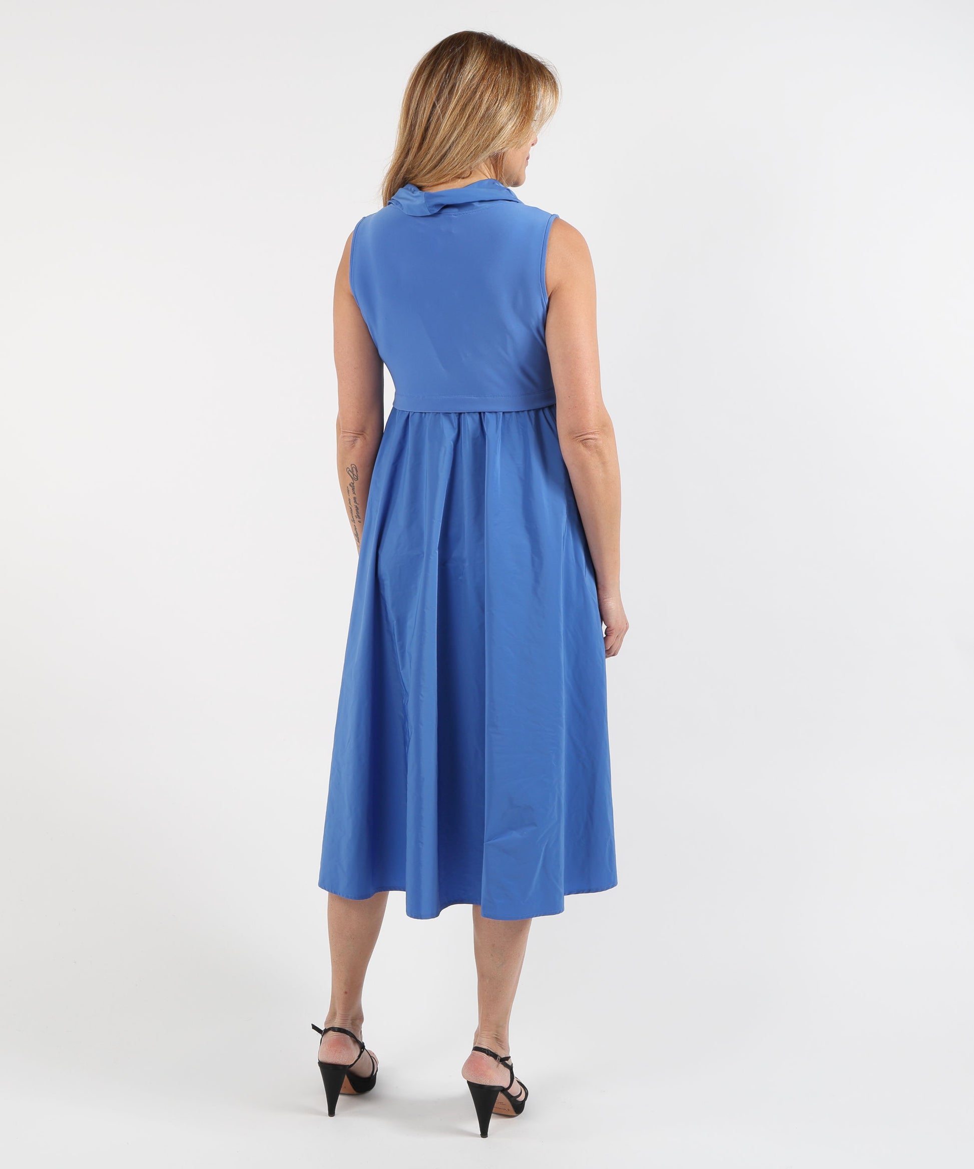 Abiti RIBKOFF Abito aderente e poi svasato in maglia effetto seta e memory con collo sciallato Azzurro | RIBKOFF