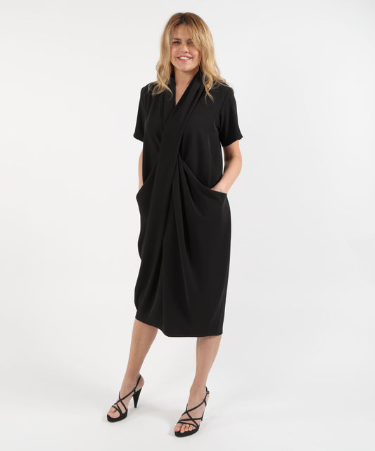 Abiti RIBKOFF Abito cocoon in tessuto twill con scollatura a portafoglio Nero | RIBKOFF