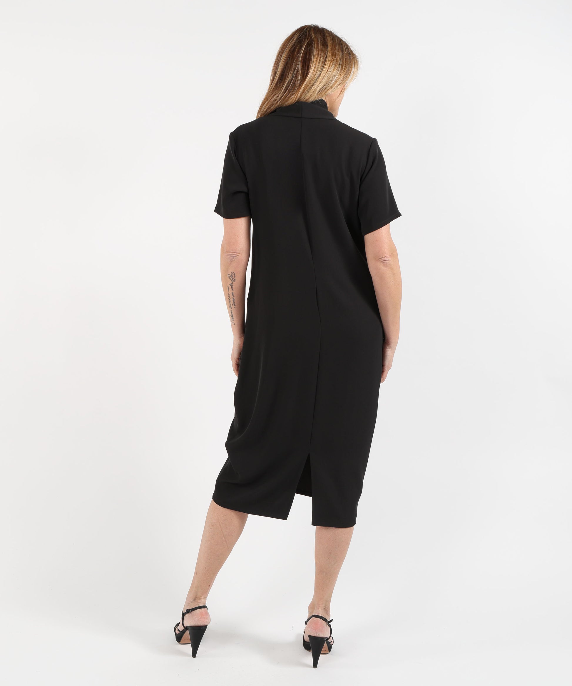 Abiti RIBKOFF Abito cocoon in tessuto twill con scollatura a portafoglio Nero | RIBKOFF