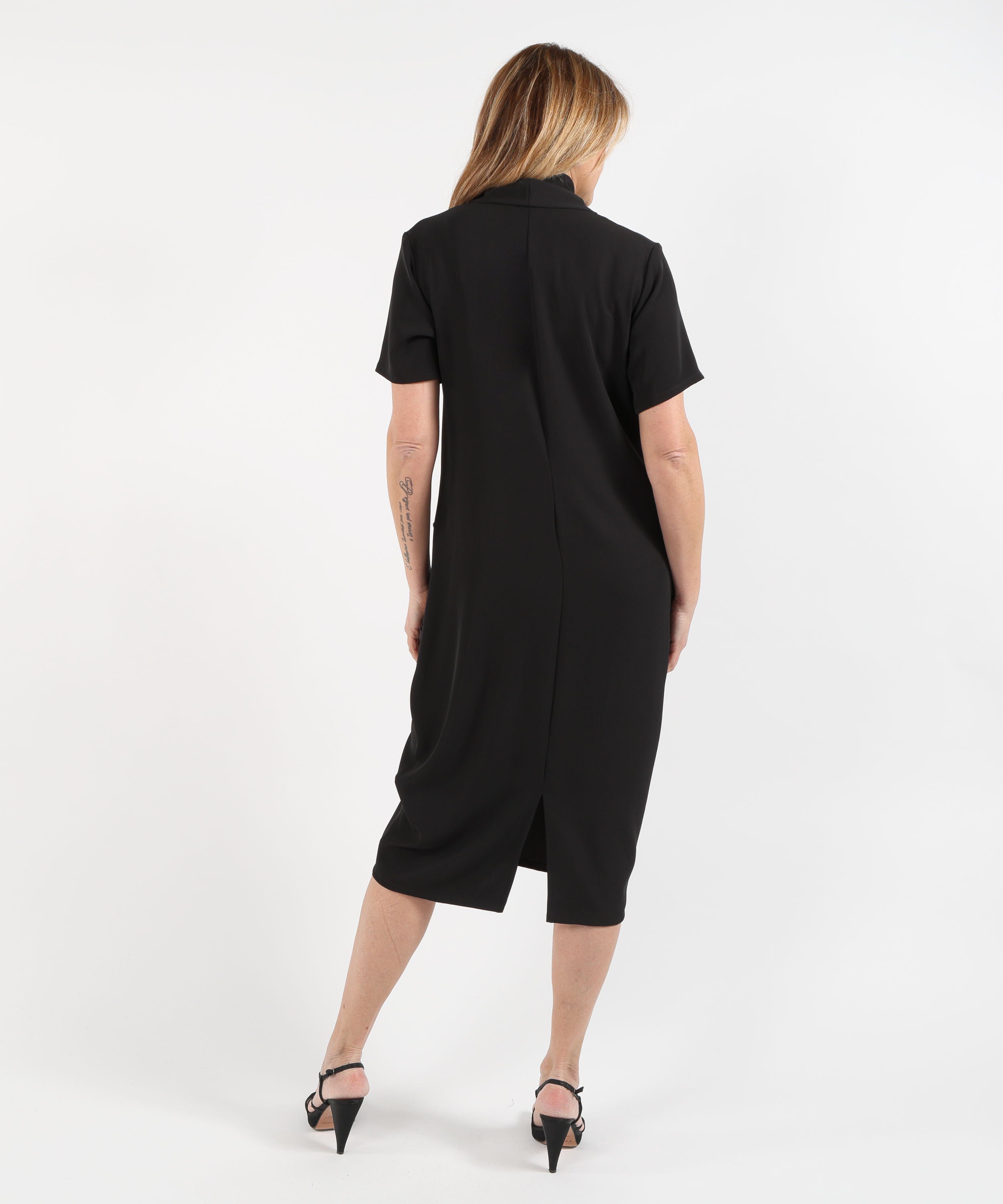 Abiti RIBKOFF Abito cocoon in tessuto twill con scollatura a portafoglio Nero | RIBKOFF