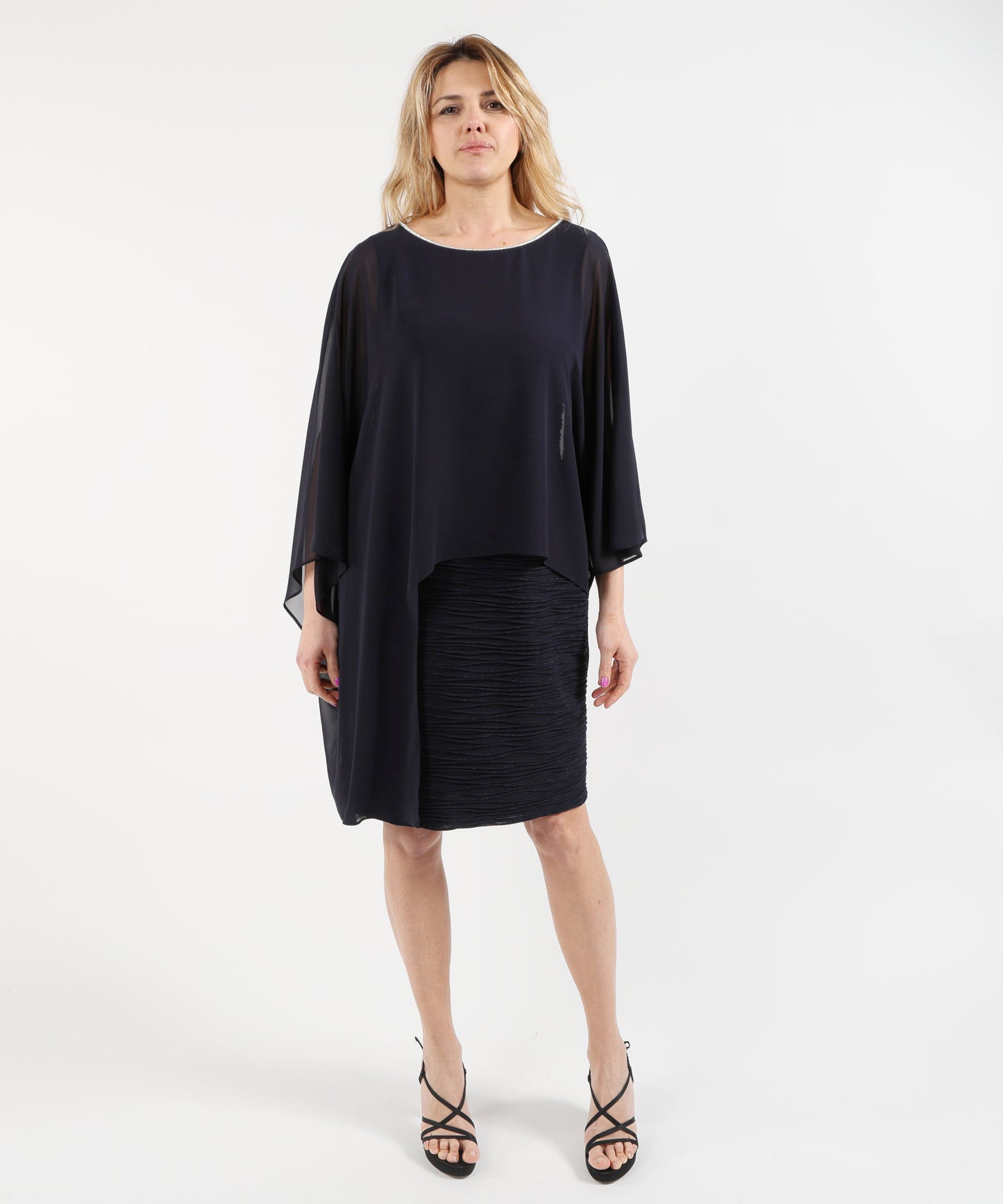 RIBKOFF Abito tubino in maglia a cascata con poncho in chiffon sovrapposto