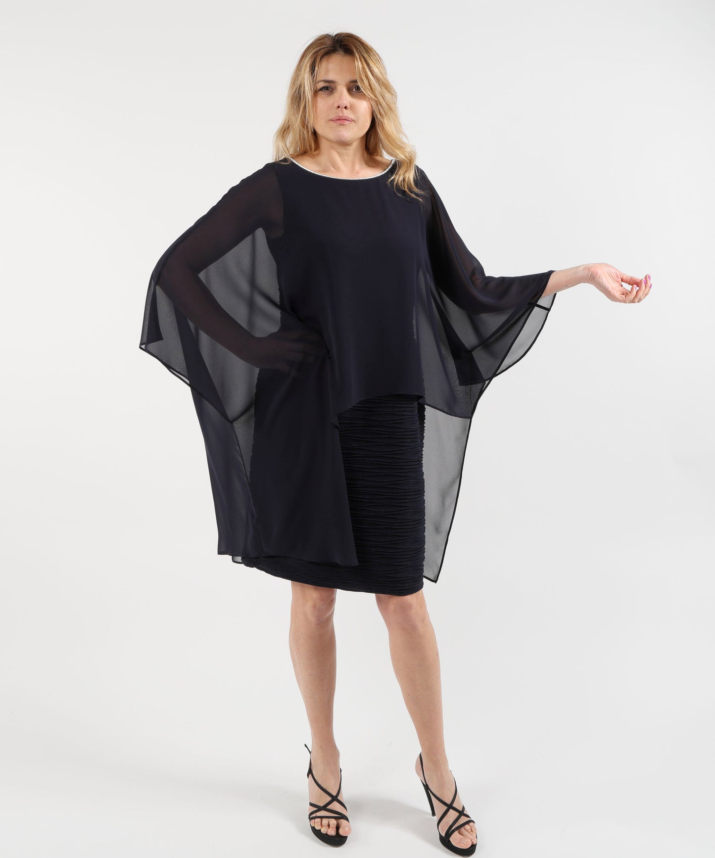 RIBKOFF Abito tubino in maglia a cascata con poncho in chiffon sovrapposto