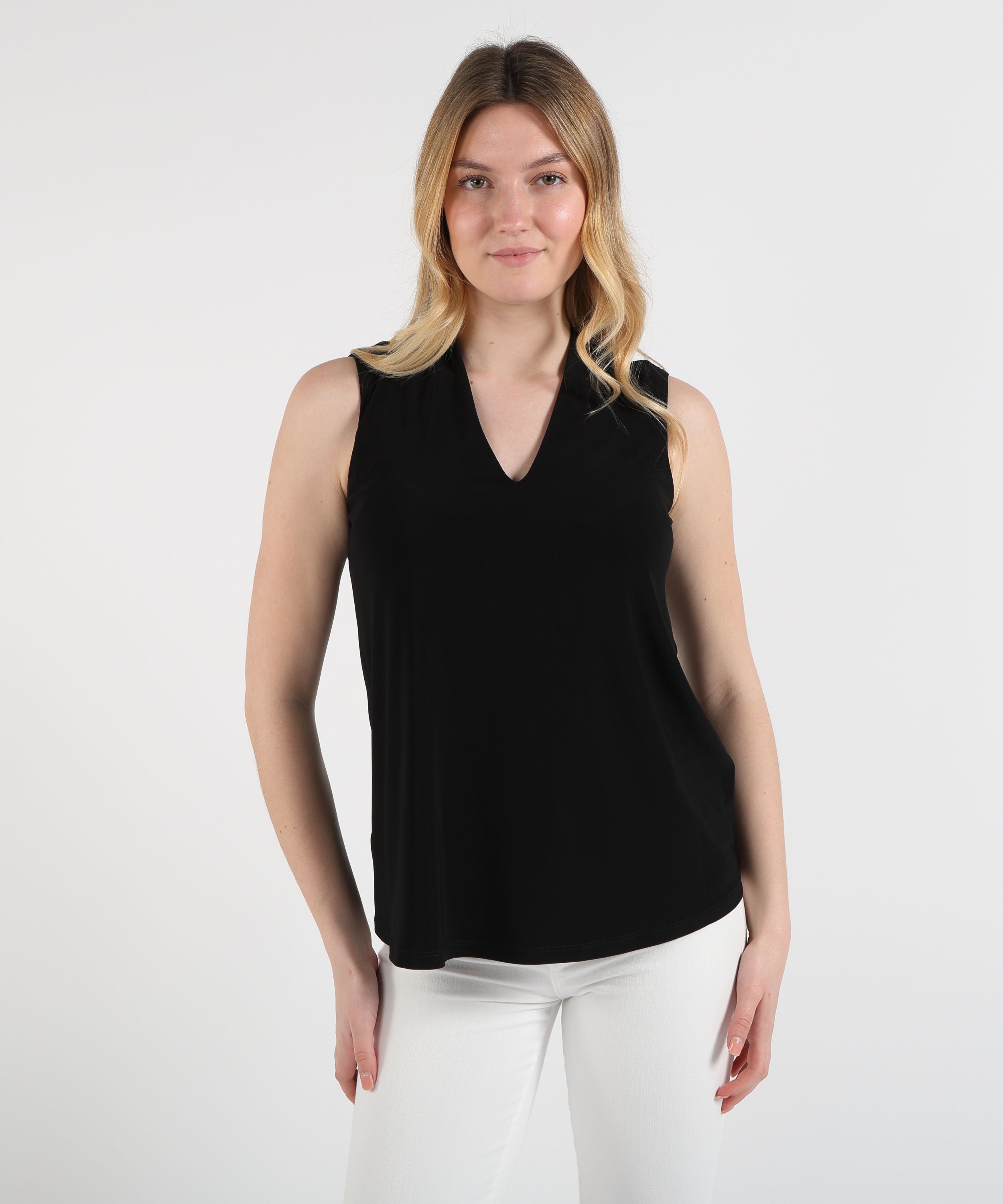 Top RIBKOFF Top a trapezio senza maniche in maglia effetto seta con scollo a V Nero | RIBKOFF