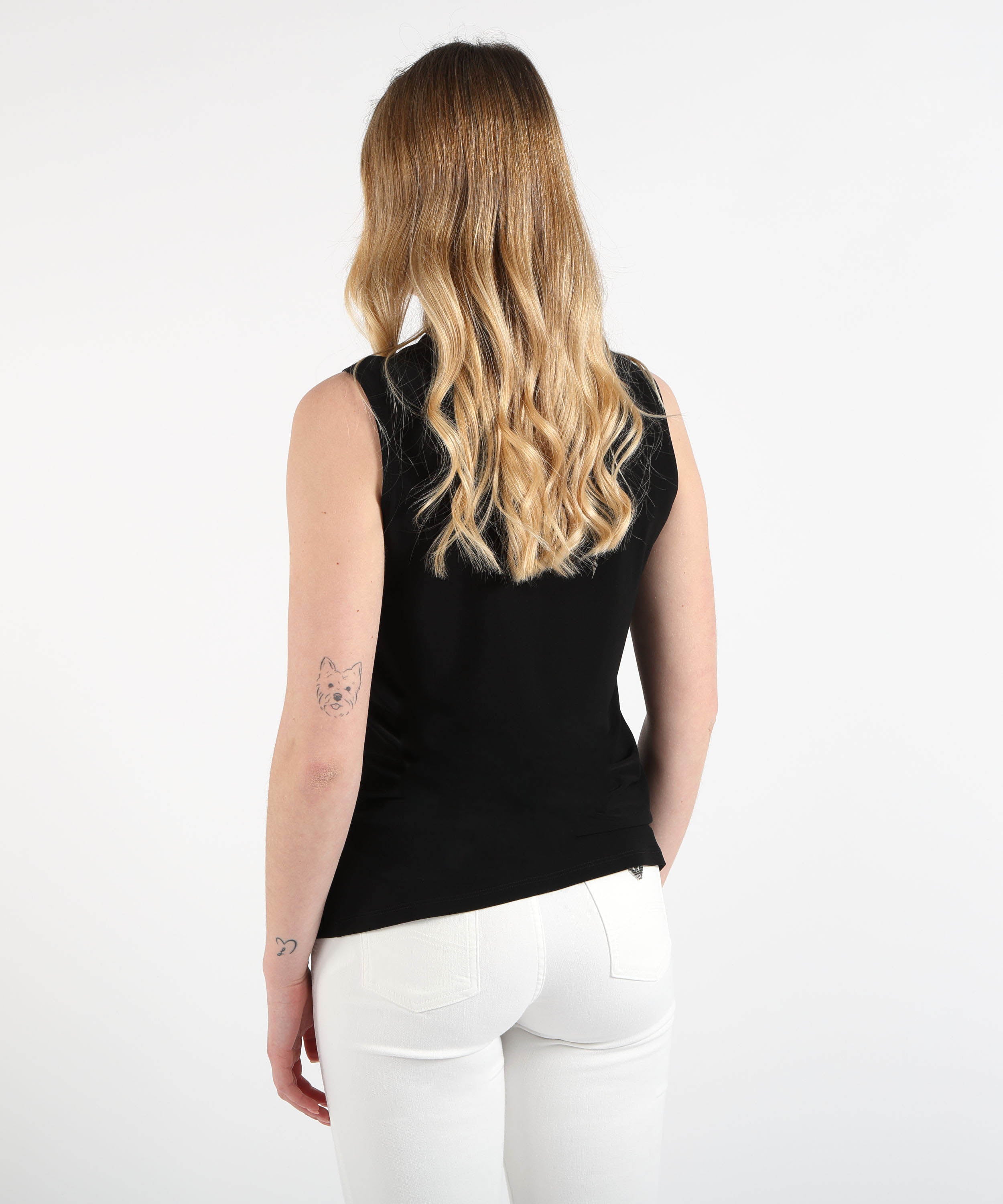 Top RIBKOFF Top a trapezio senza maniche in maglia effetto seta con scollo a V Nero | RIBKOFF