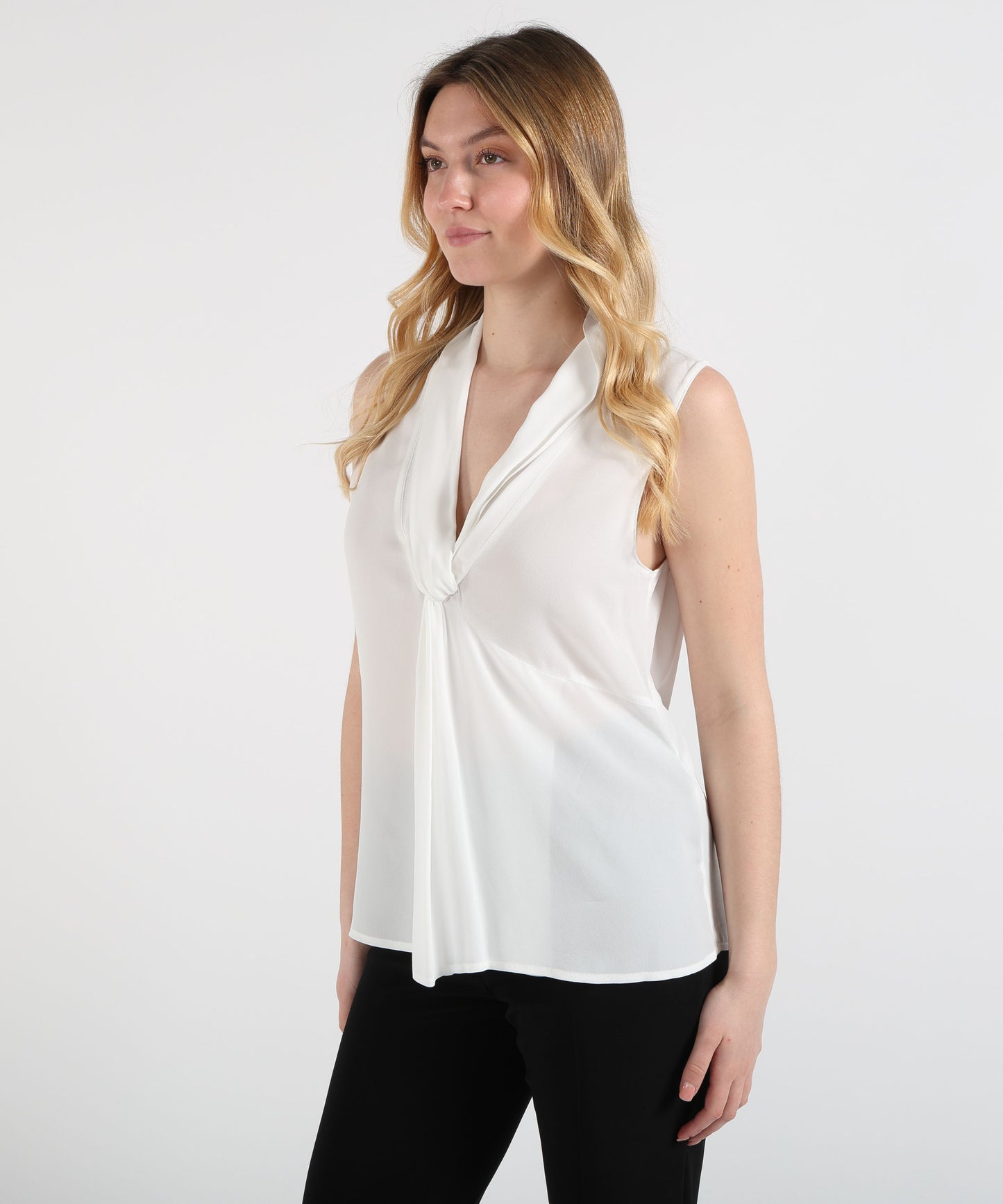 LIUJO SOFT Sleeveless V-Neck Viscose Blouse”
