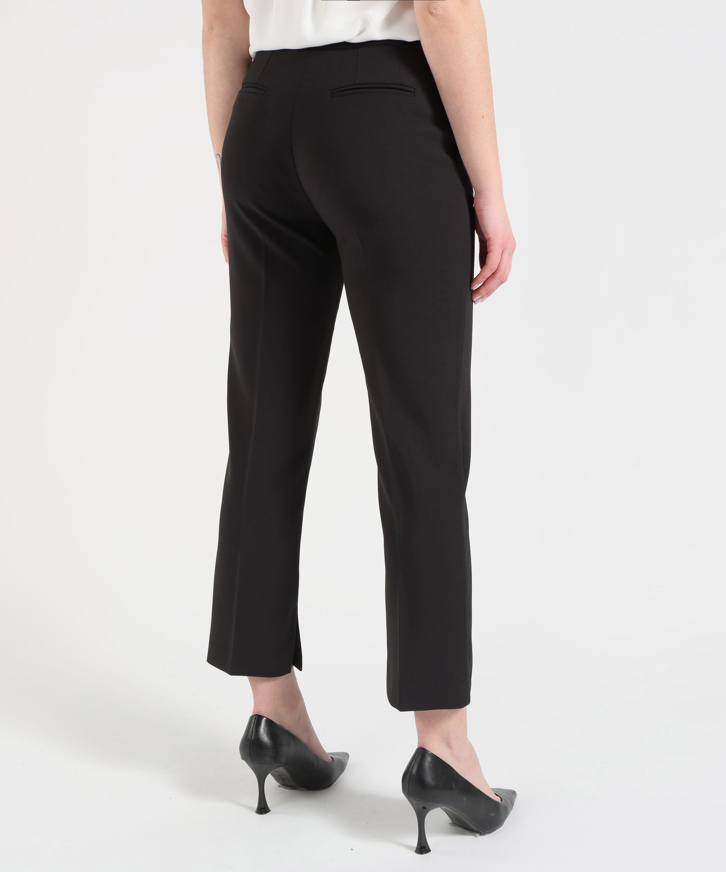 ELISABETTA FRANCHI Pantaloni in crêpe leggero con logo charm