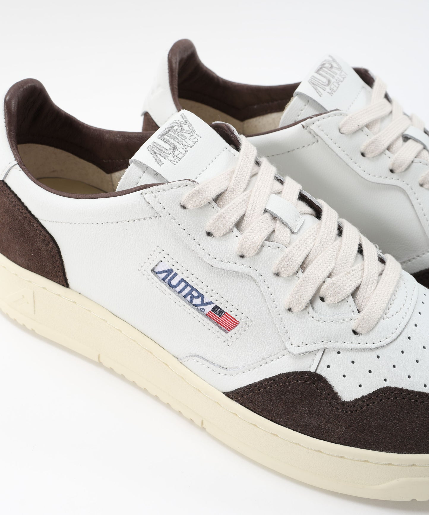 AUTRY SNEAKERS MEDALIST LOW IN PELLE BIANCA E SUEDE MOGANO