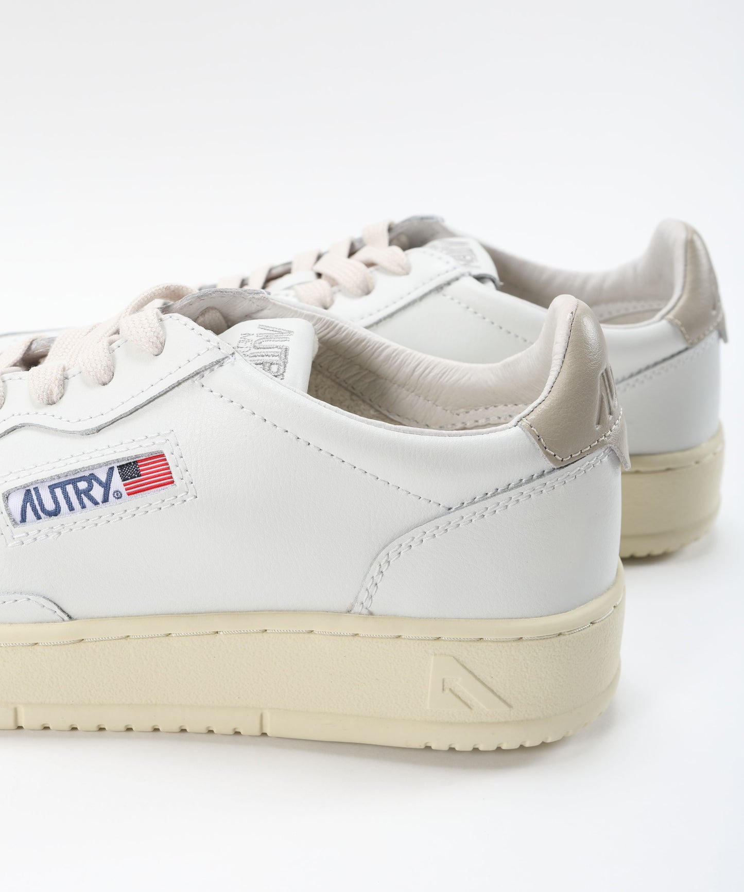 AUTRY SNEAKERS MEDALIST LOW IN PELLE BIANCA E FEATHER GRAY