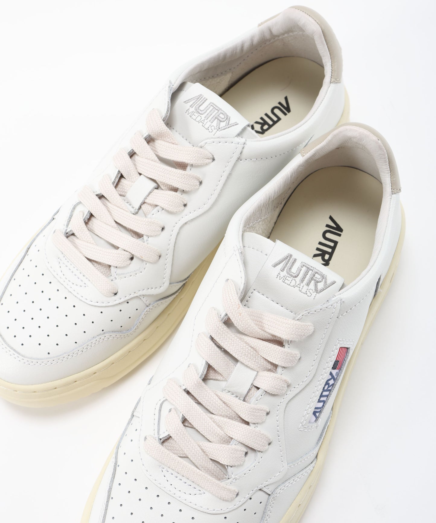 AUTRY SNEAKERS MEDALIST LOW IN PELLE BIANCA E FEATHER GRAY