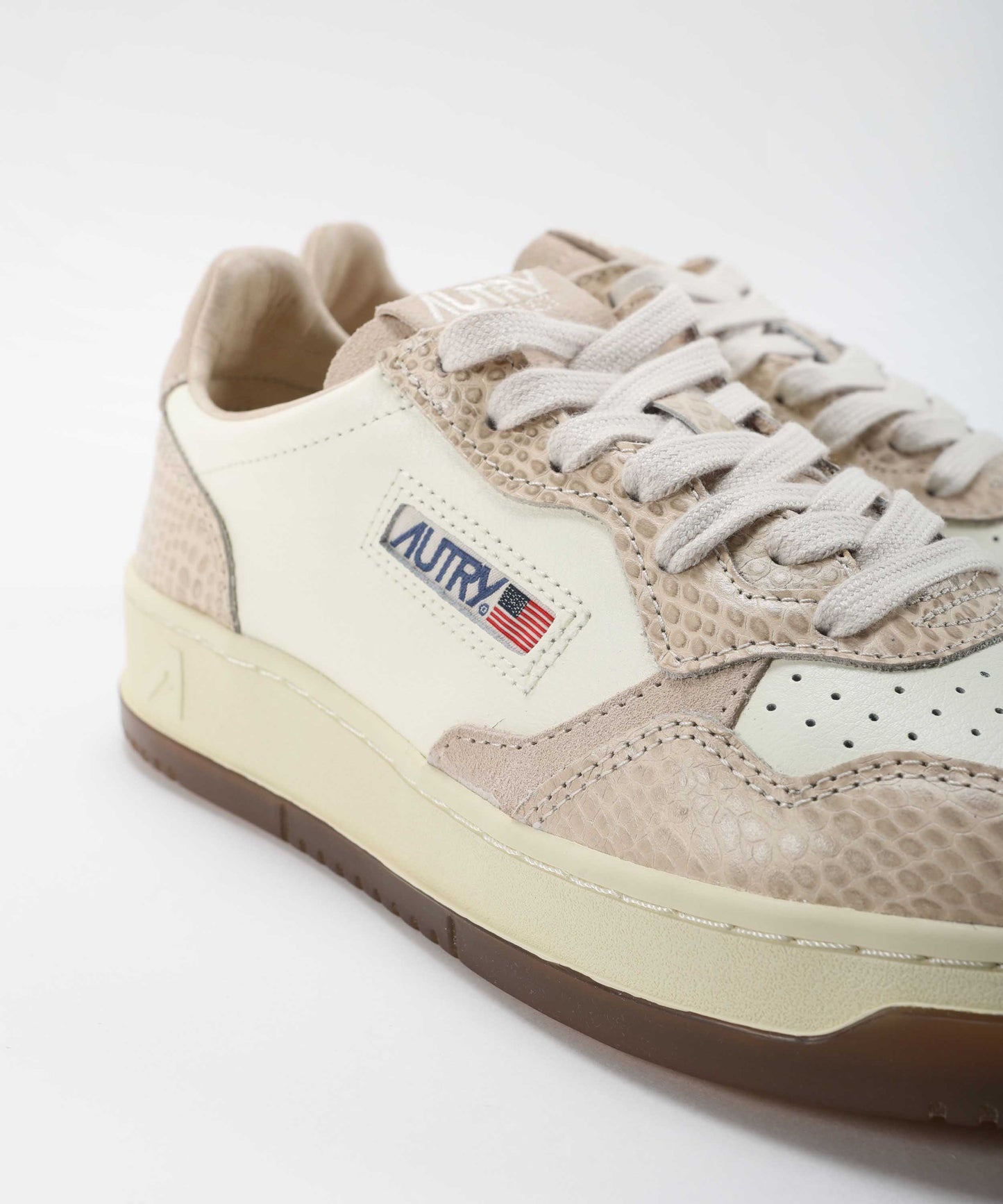 AUTRY SNEAKERS MEDALIST LOW IN PELLE MARSHMALLOW E AVORIO