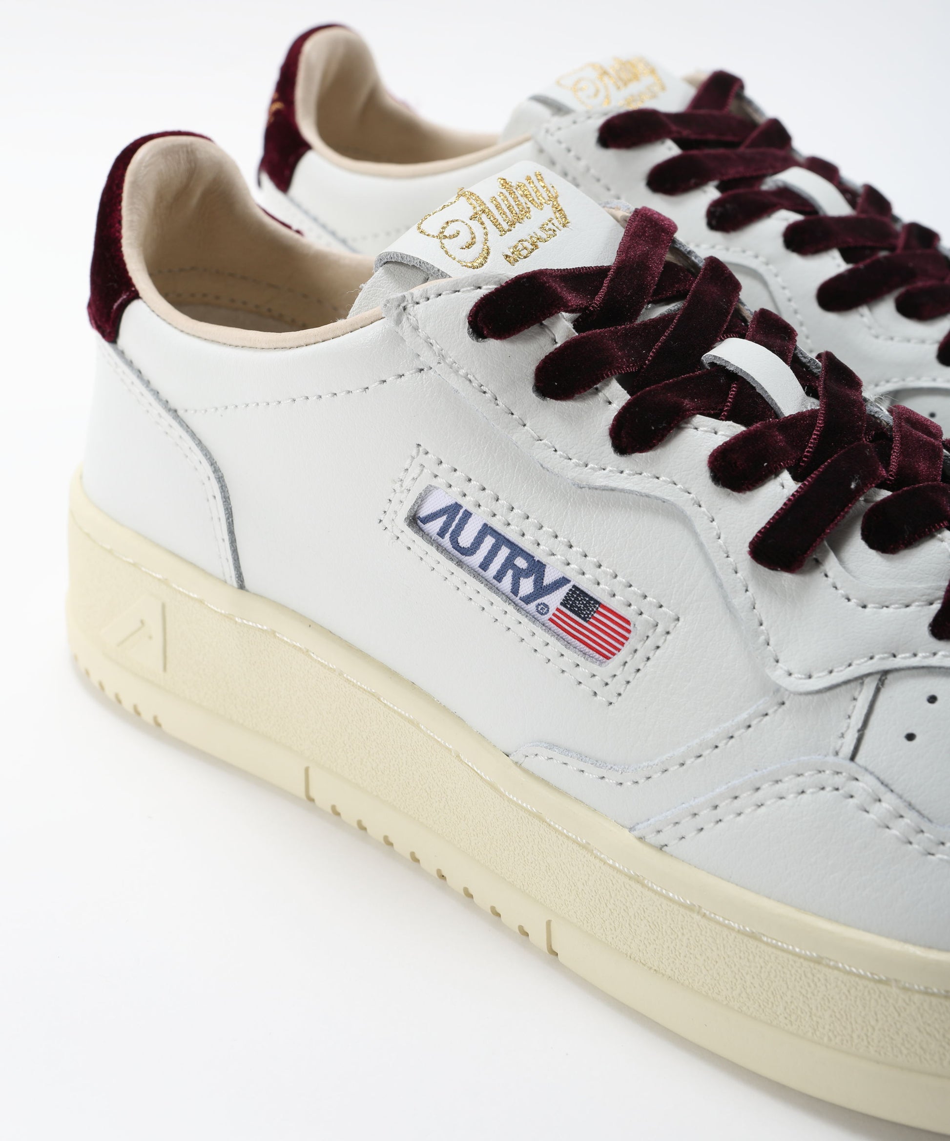 Sneakers AUTRY MEDAGLIA AUTRY SNEAKERS FEMMINILI IN PELLE VIOLA BIANCA Bianco/bordeau | AUTRY