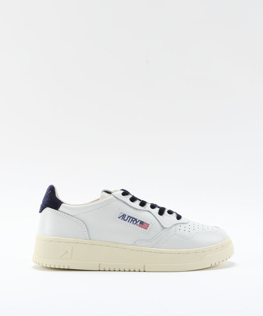 Sneakers AUTRY MEDAGLIA AUTRY SNEAKERS FEMMINILI IN PELLE  BIANCA E BLU Bianco/navy | AUTRY