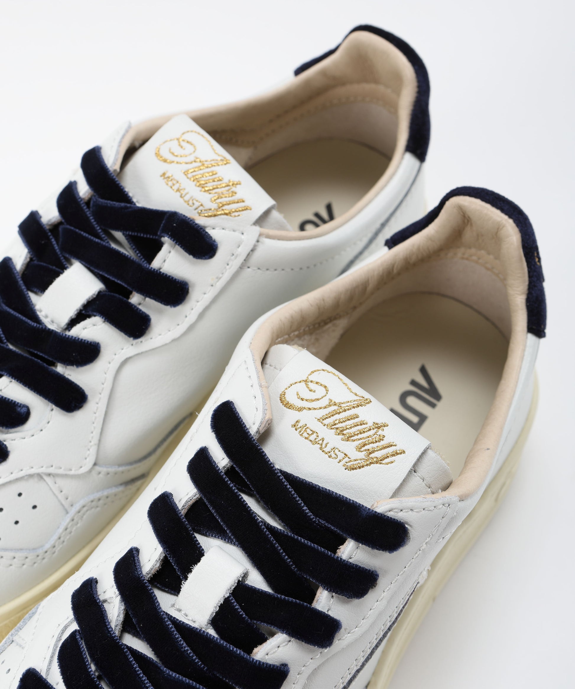 Sneakers AUTRY MEDAGLIA AUTRY SNEAKERS FEMMINILI IN PELLE  BIANCA E BLU Bianco/navy | AUTRY