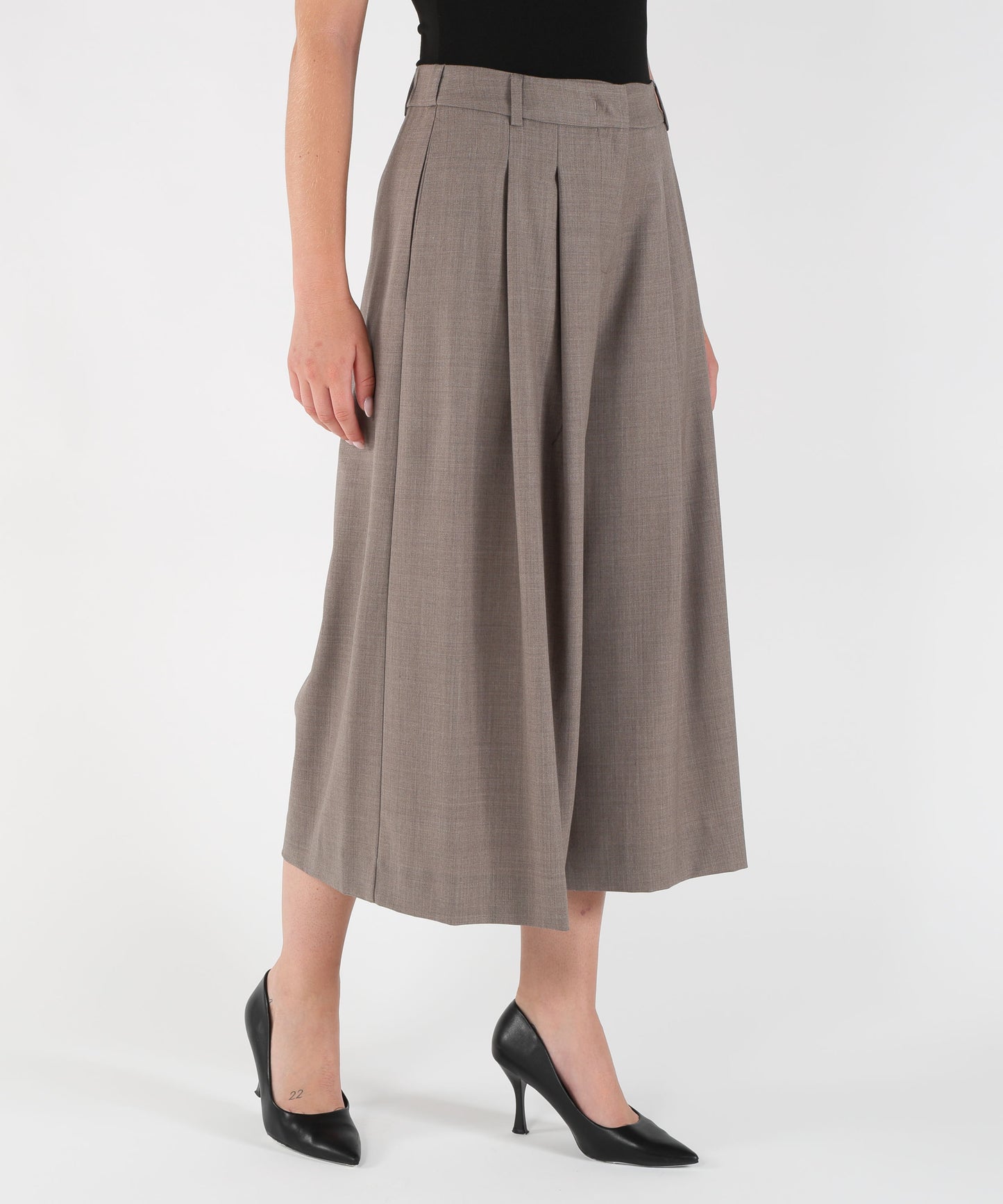 LIVIANA CONTI Pantaloni Adam bermuda lunghi con piences